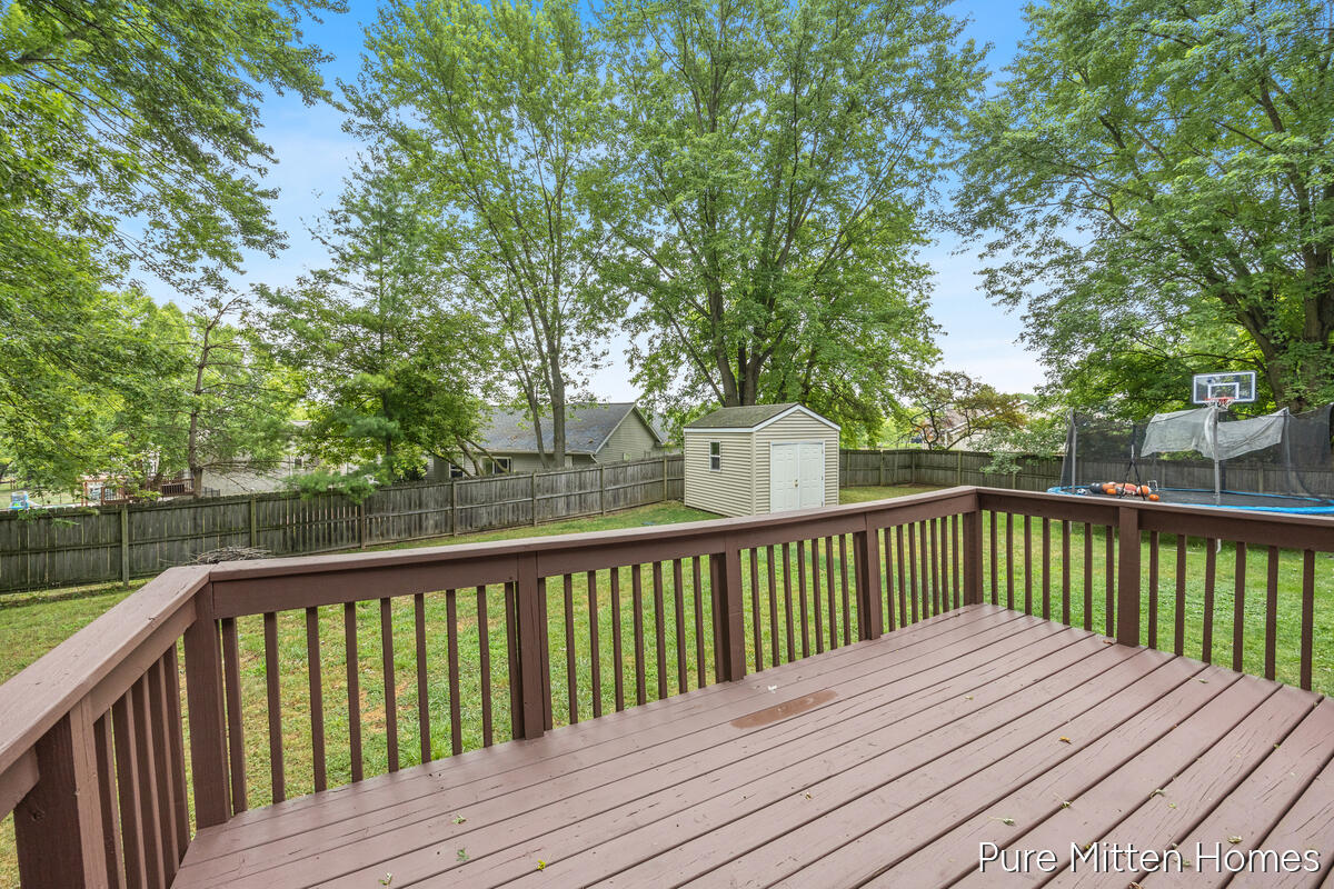 9088 Summit Avenue NE Rockford MI 49341