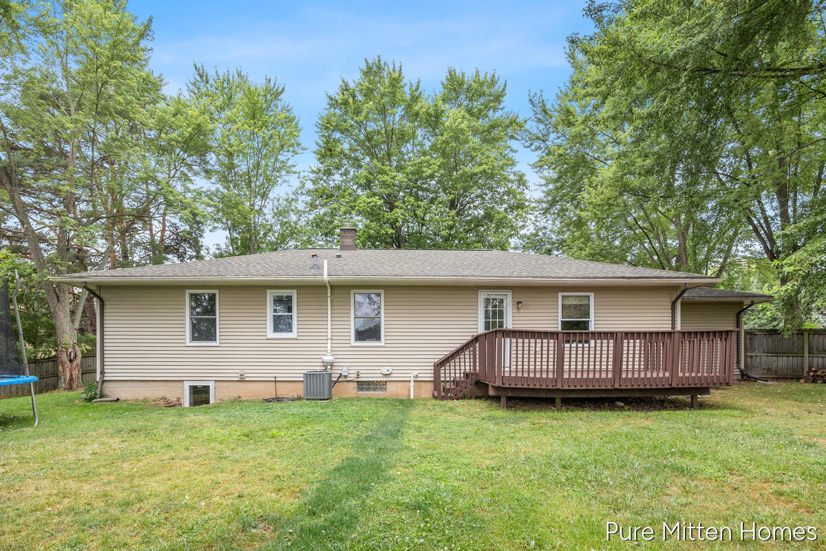 9088 Summit Avenue NE Rockford MI 49341