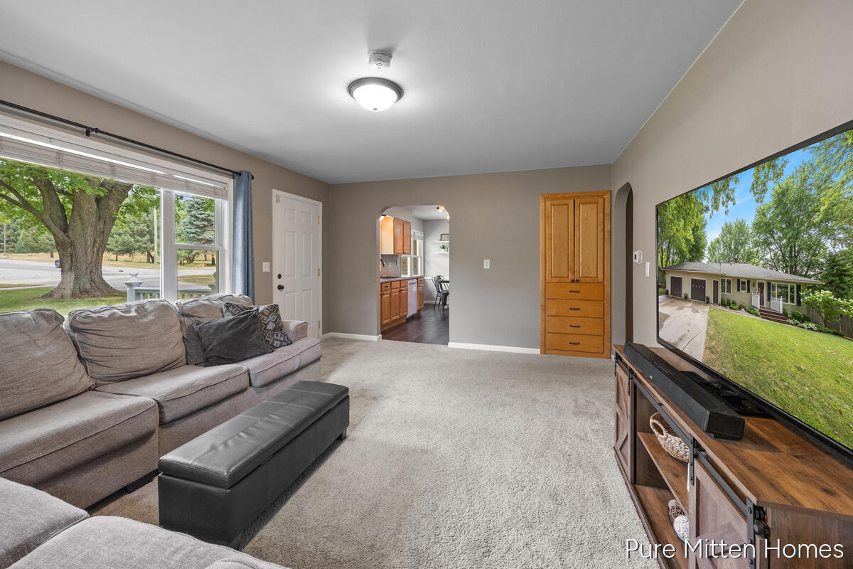 9088 Summit Avenue NE Rockford MI 49341
