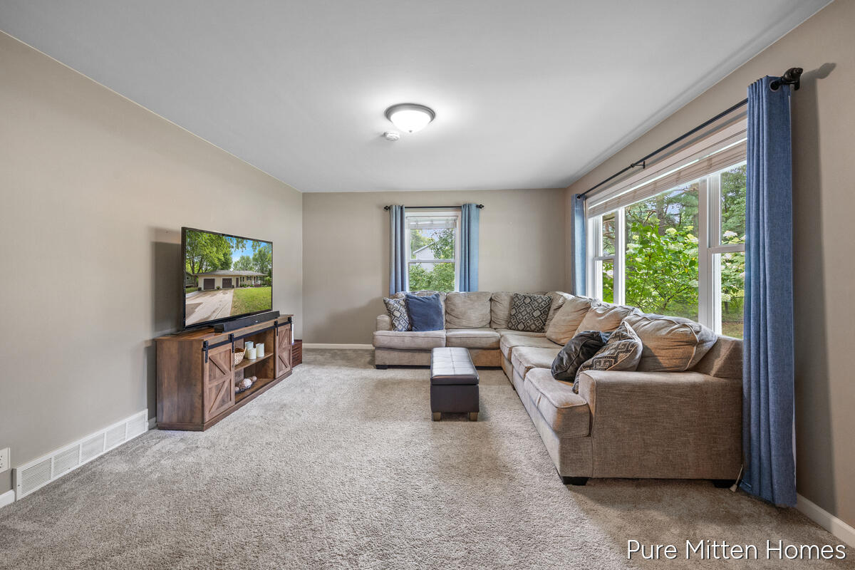 9088 Summit Avenue NE Rockford MI 49341
