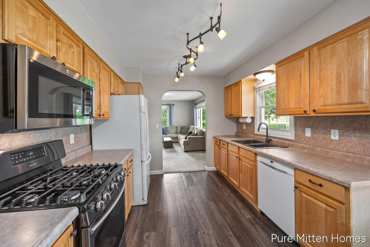 9088 Summit Avenue NE Rockford MI 49341
