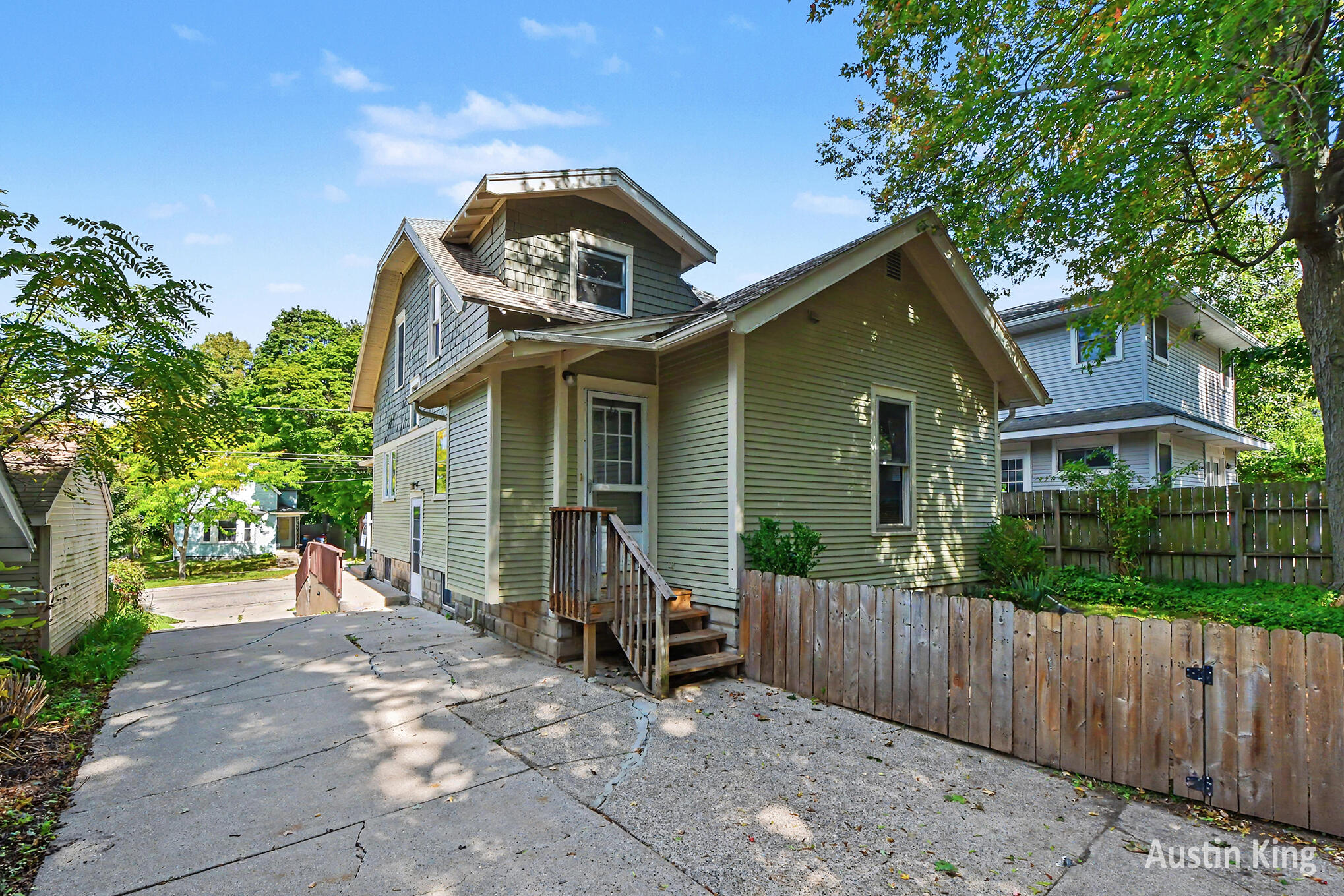 512 Curtis Street NE Grand Rapids MI 49505
