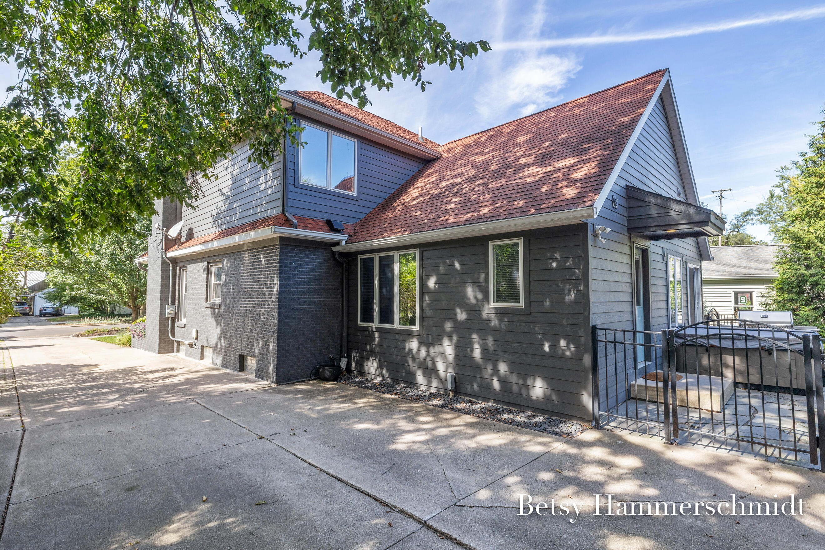 950 Bellclaire Avenue SE East Grand Rapids MI 49506