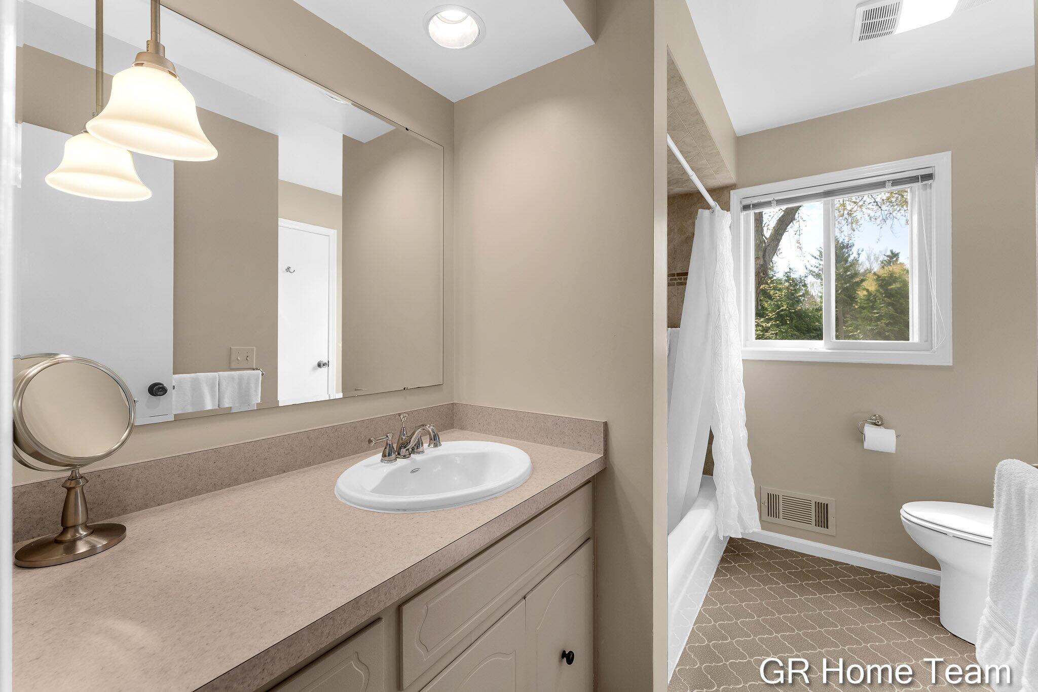867 Cramton Avenue NE Ada MI 49301
