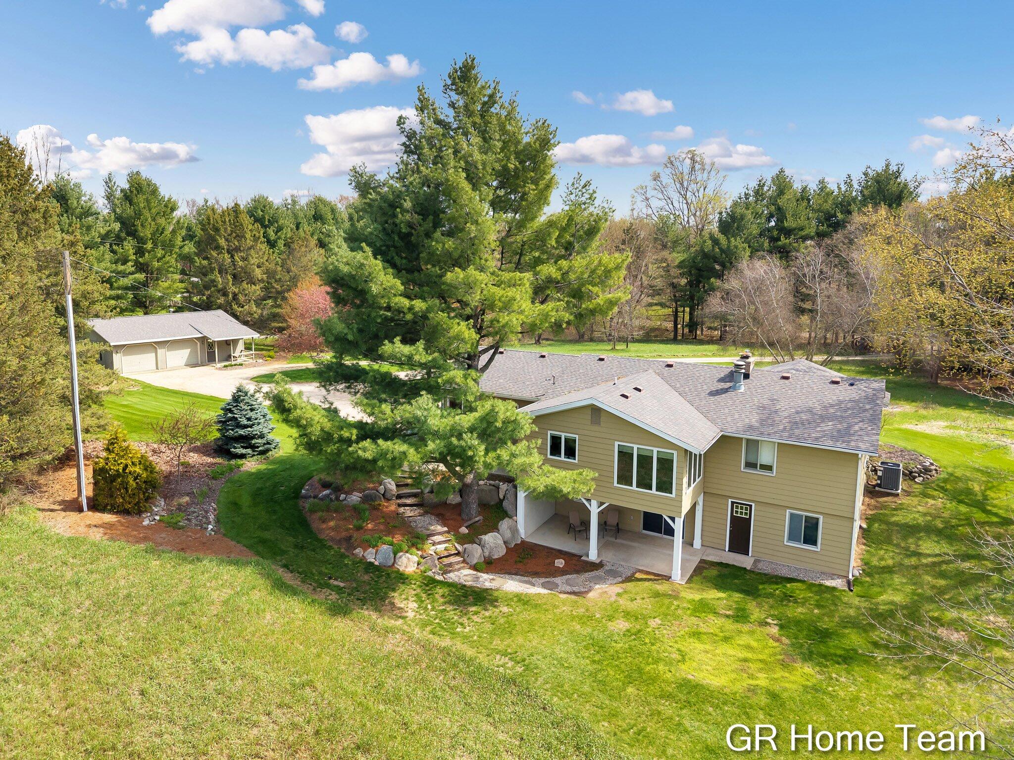 867 Cramton Avenue NE Ada MI 49301