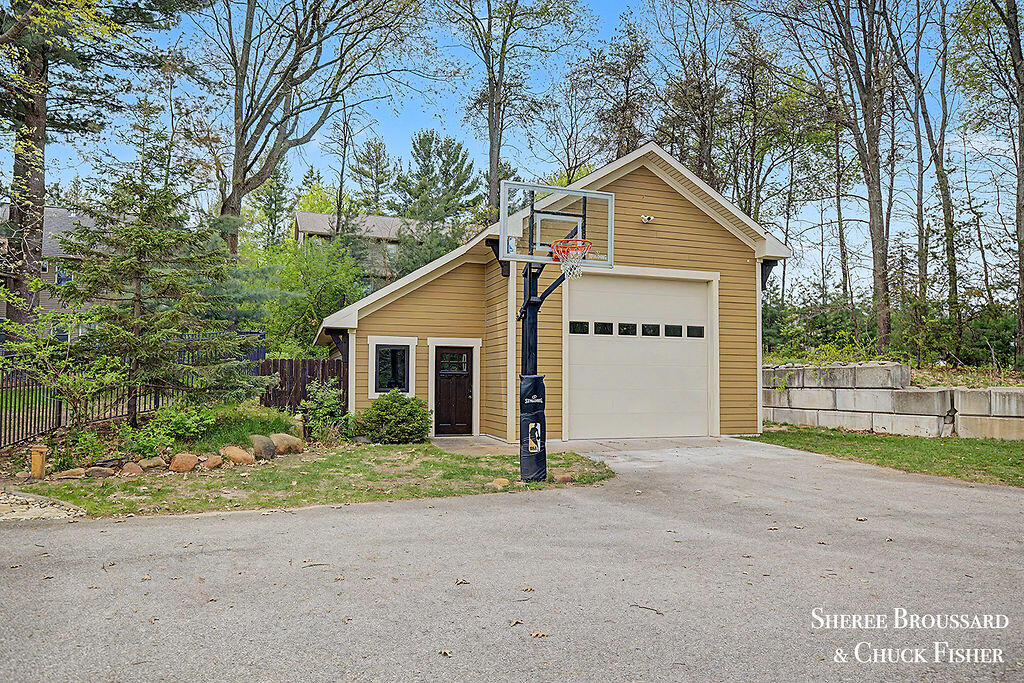 2975 Bird Avenue NE Grand Rapids MI 49525