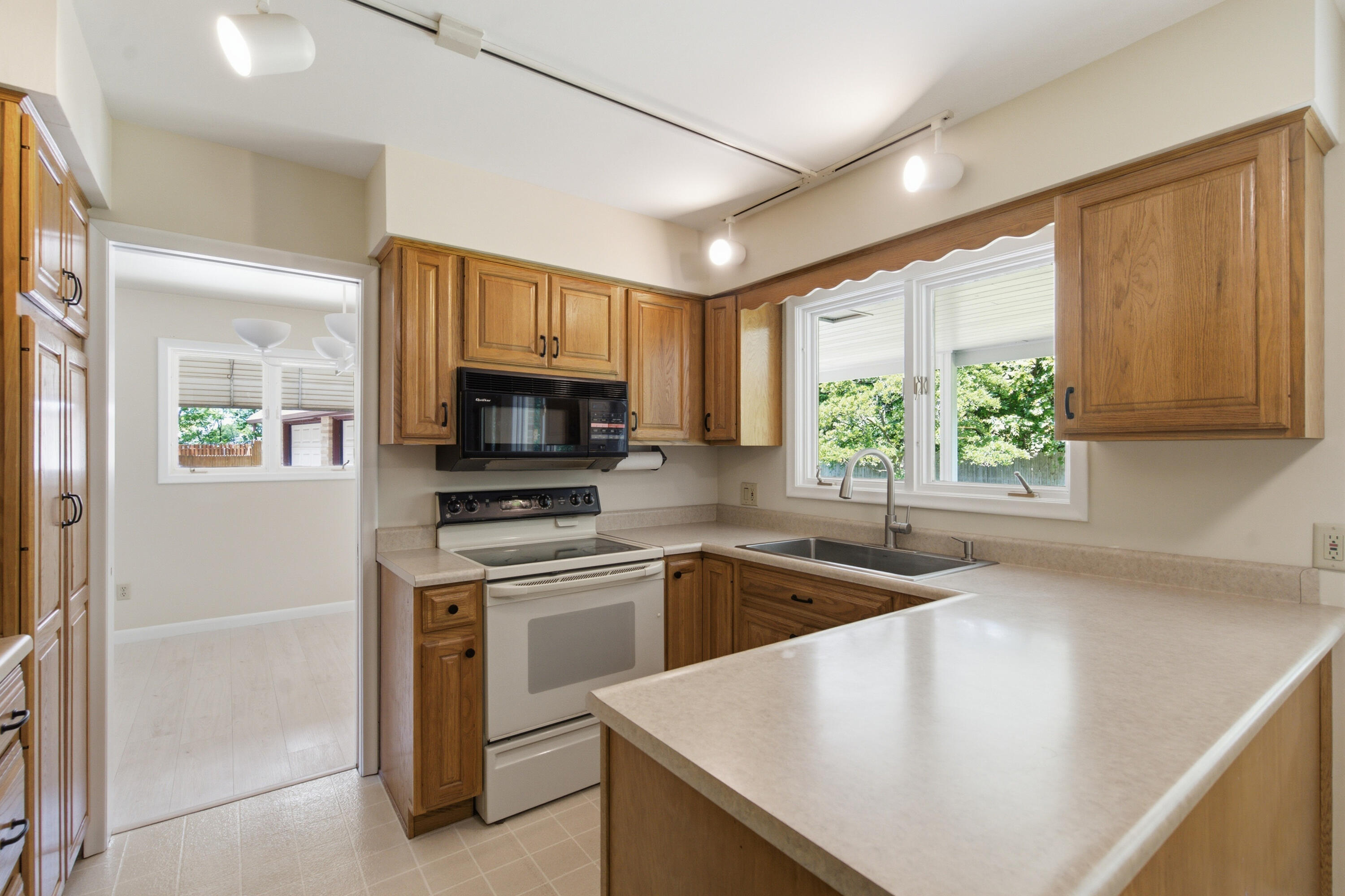 2121 Lakewood Drive Kalamazoo MI 49001
