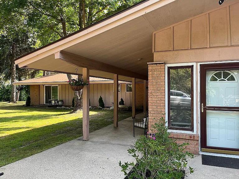 3283 W Kinney Ludington MI 49431