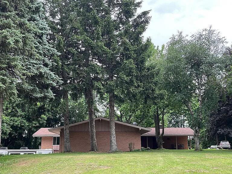 3283 W Kinney Ludington MI 49431