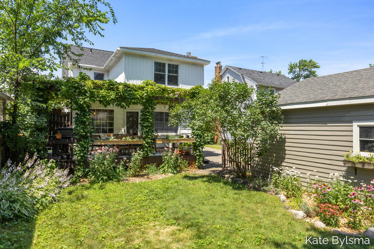 2134 Paris Avenue SE Grand Rapids MI 49507