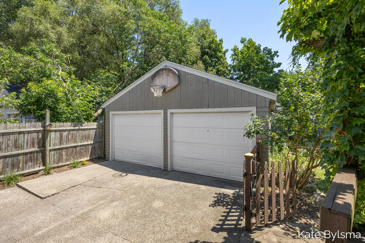 2134 Paris Avenue SE Grand Rapids MI 49507