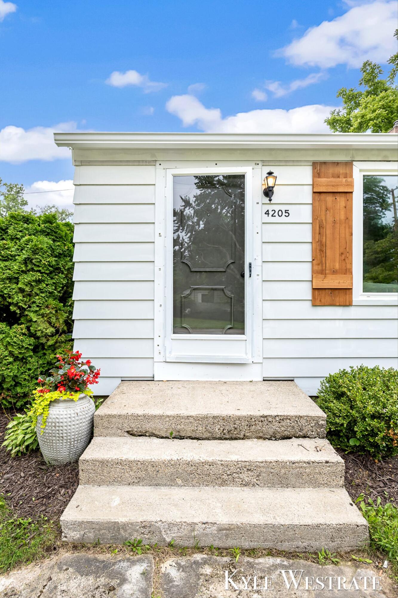 4205 Hillsdale Avenue NE Grand Rapids MI 49525