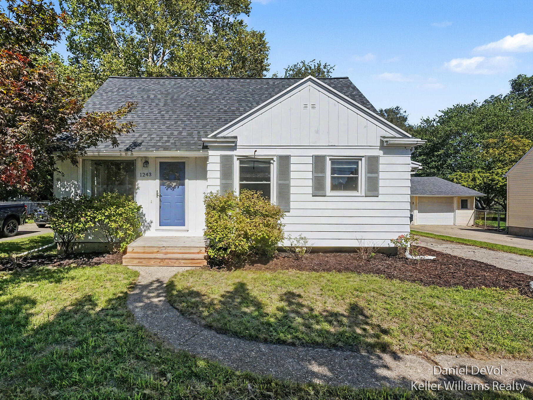 1243 NE Northlawn Street NE Grand Rapids MI 49505