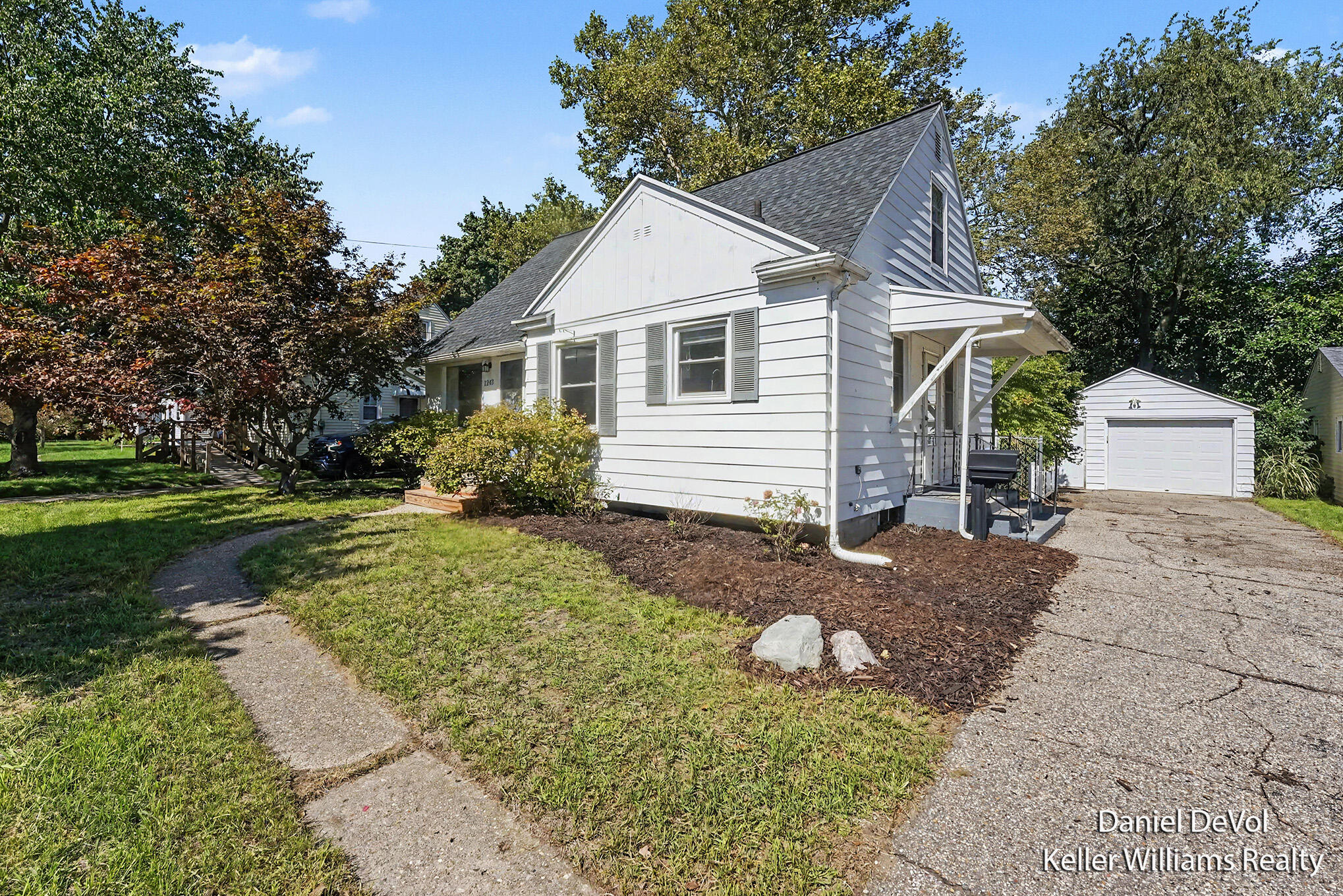 1243 NE Northlawn Street NE Grand Rapids MI 49505