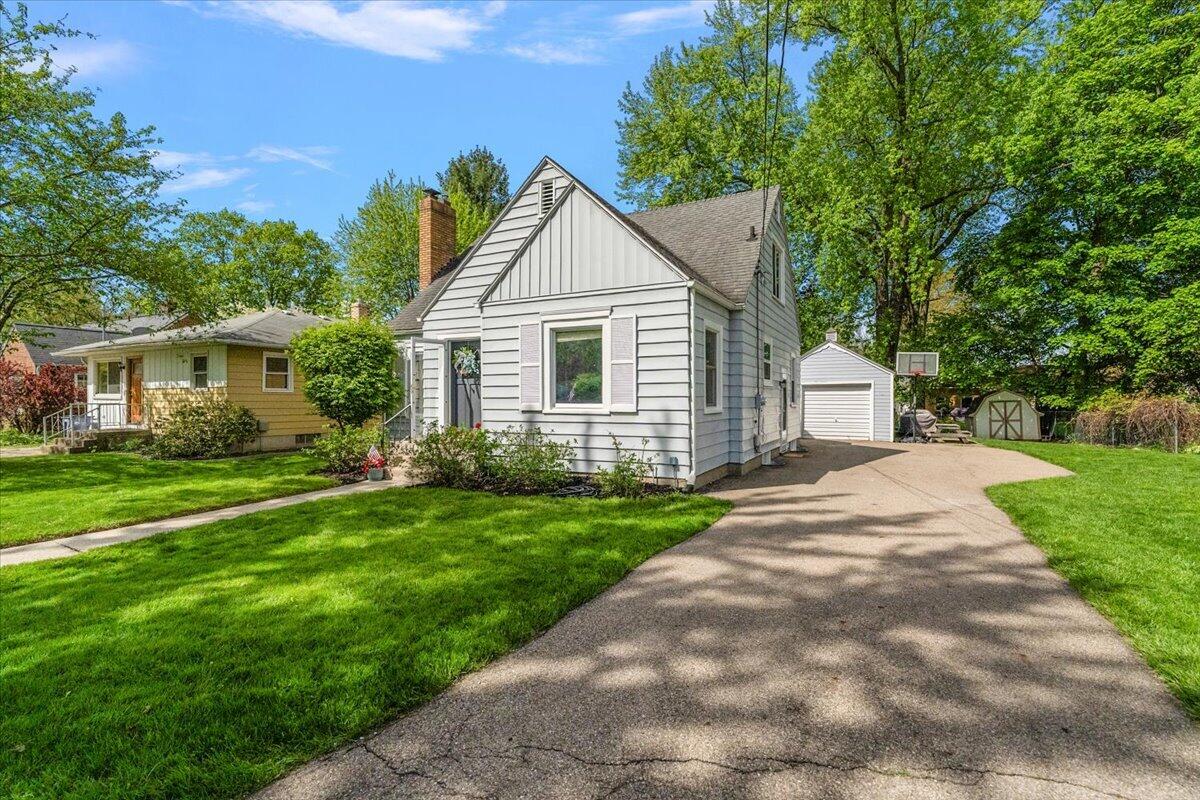 1331 Hillcrest Avenue NW Grand Rapids MI 49504