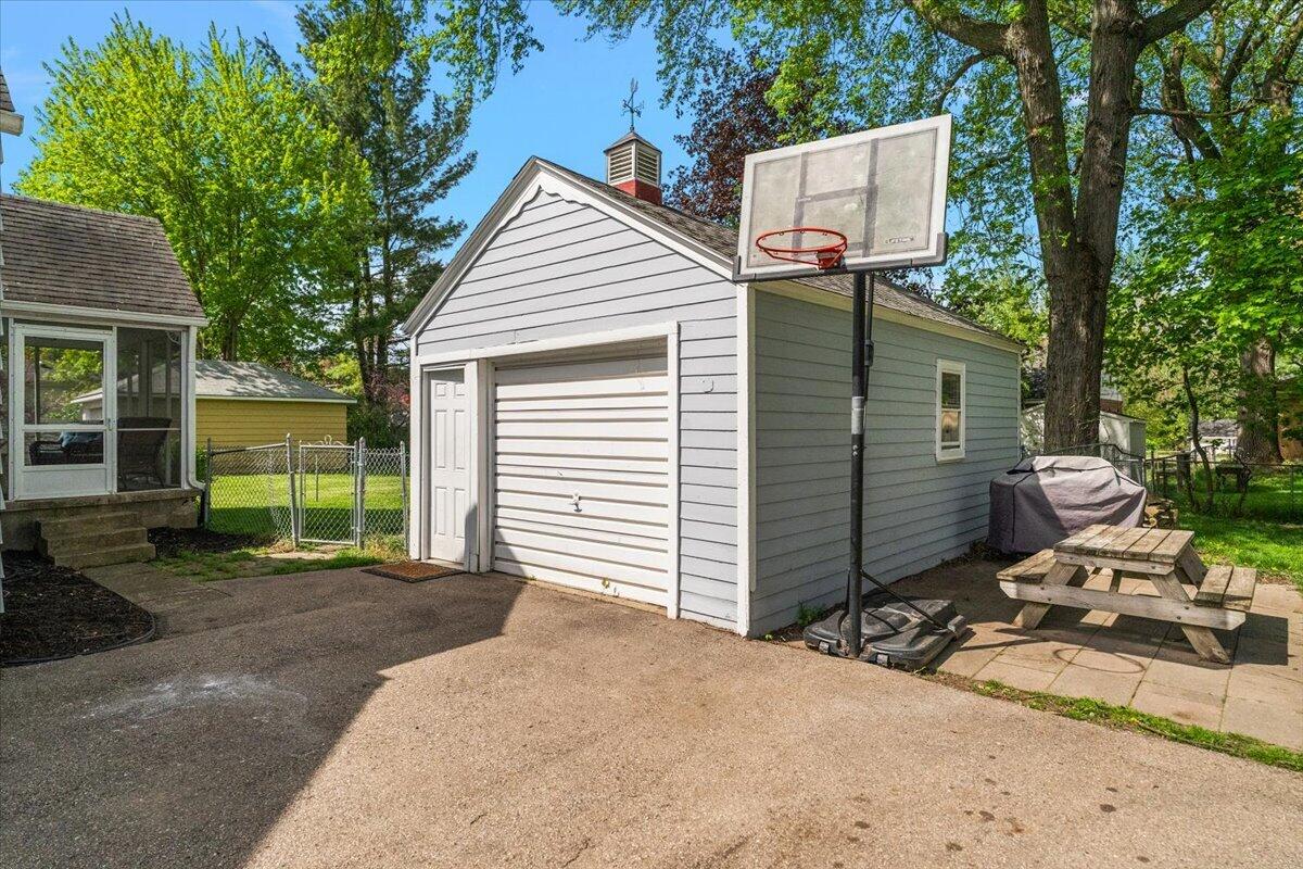 1331 Hillcrest Avenue NW Grand Rapids MI 49504