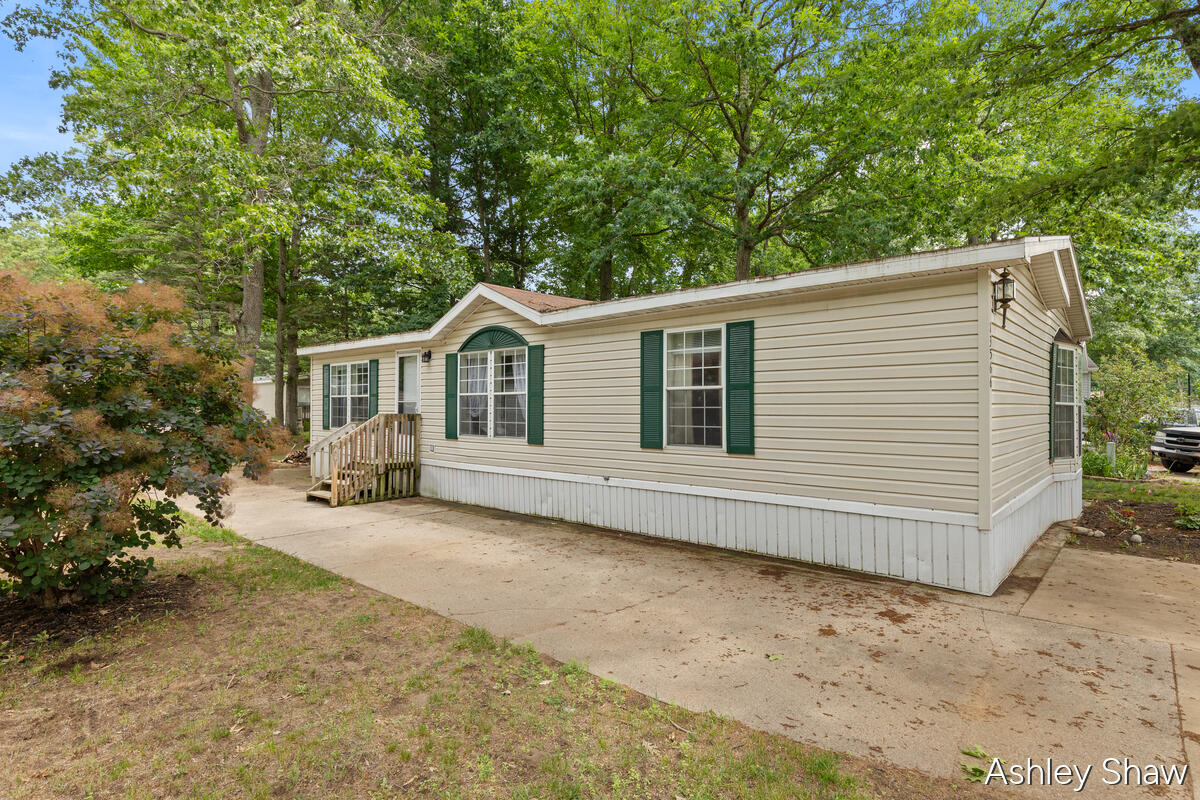 Grand Haven MI, 13566 Pinewood Drive