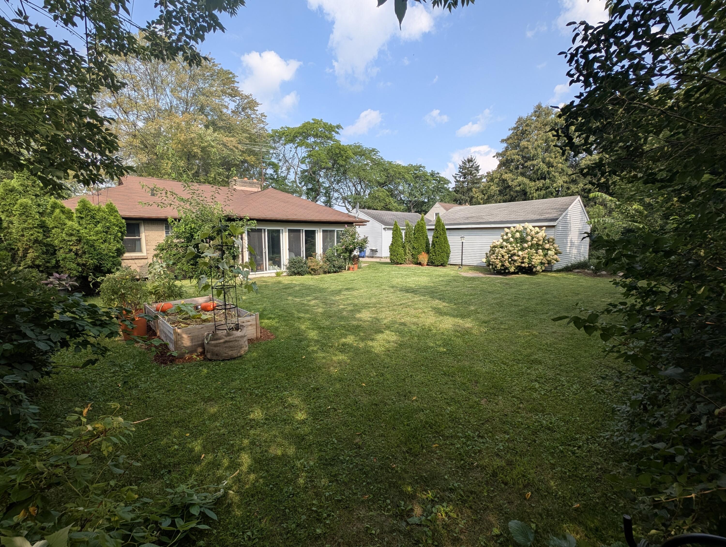 2456 College Avenue NE Grand Rapids MI 49505
