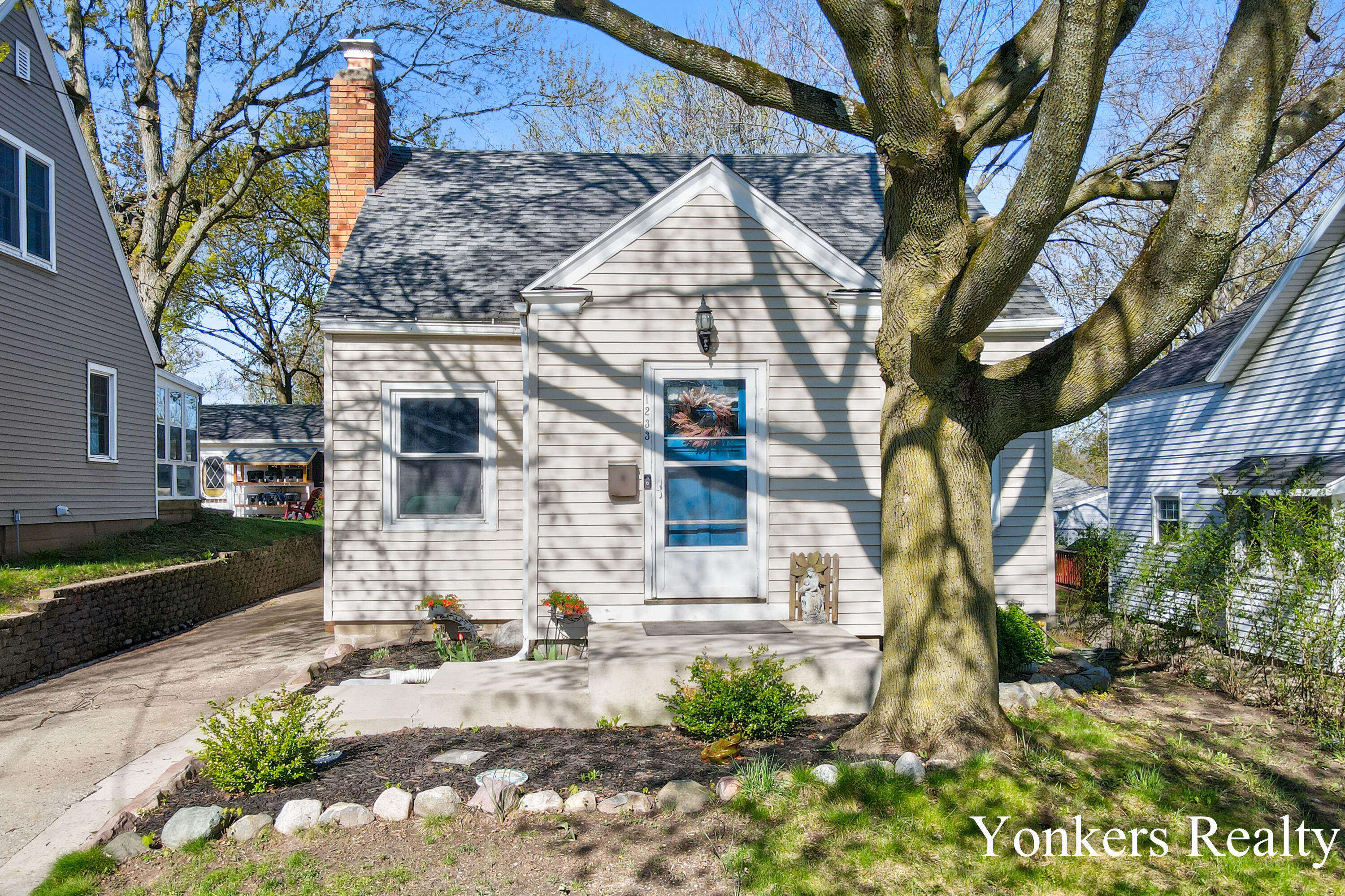 1233 Diamond Avenue NE Grand Rapids MI 49505