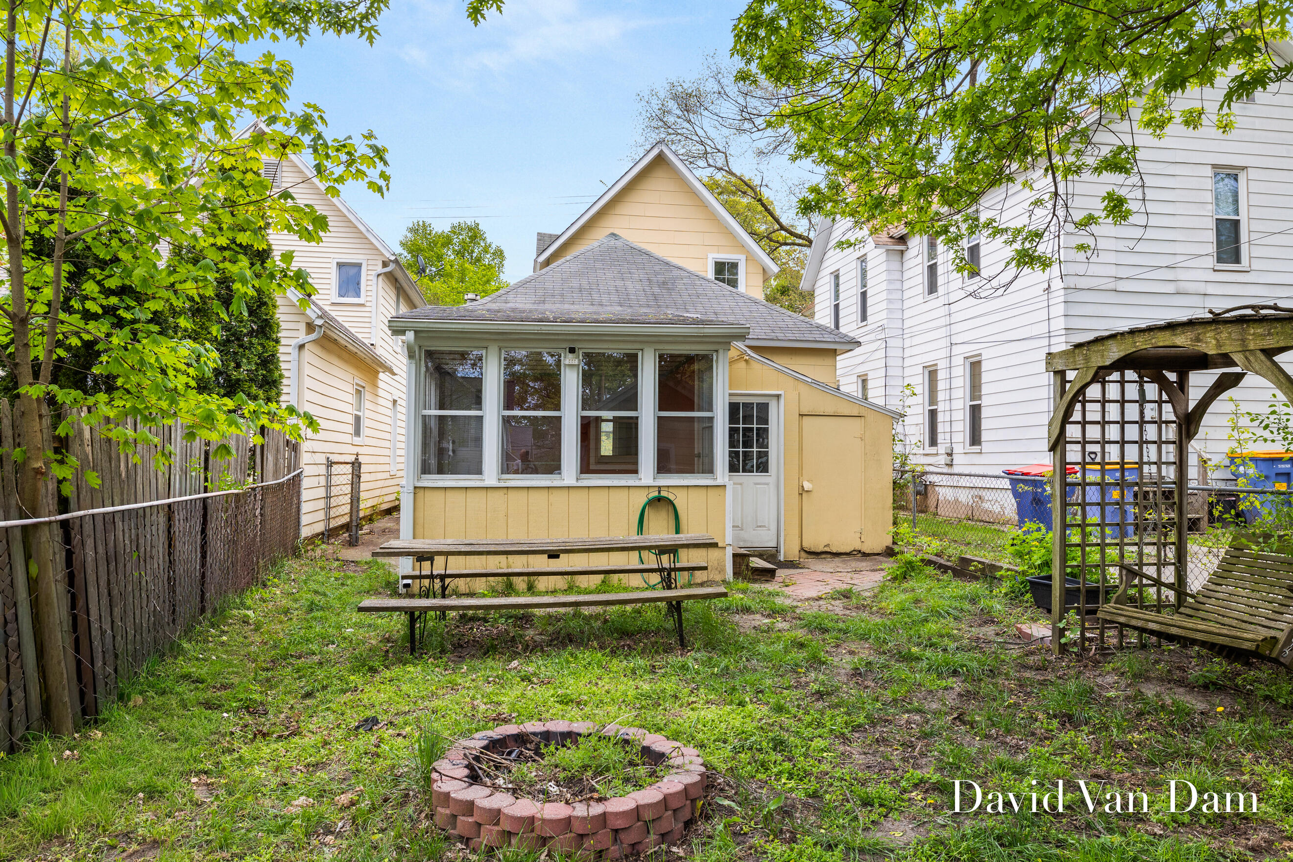 943 Prospect Avenue NE Grand Rapids MI 49503