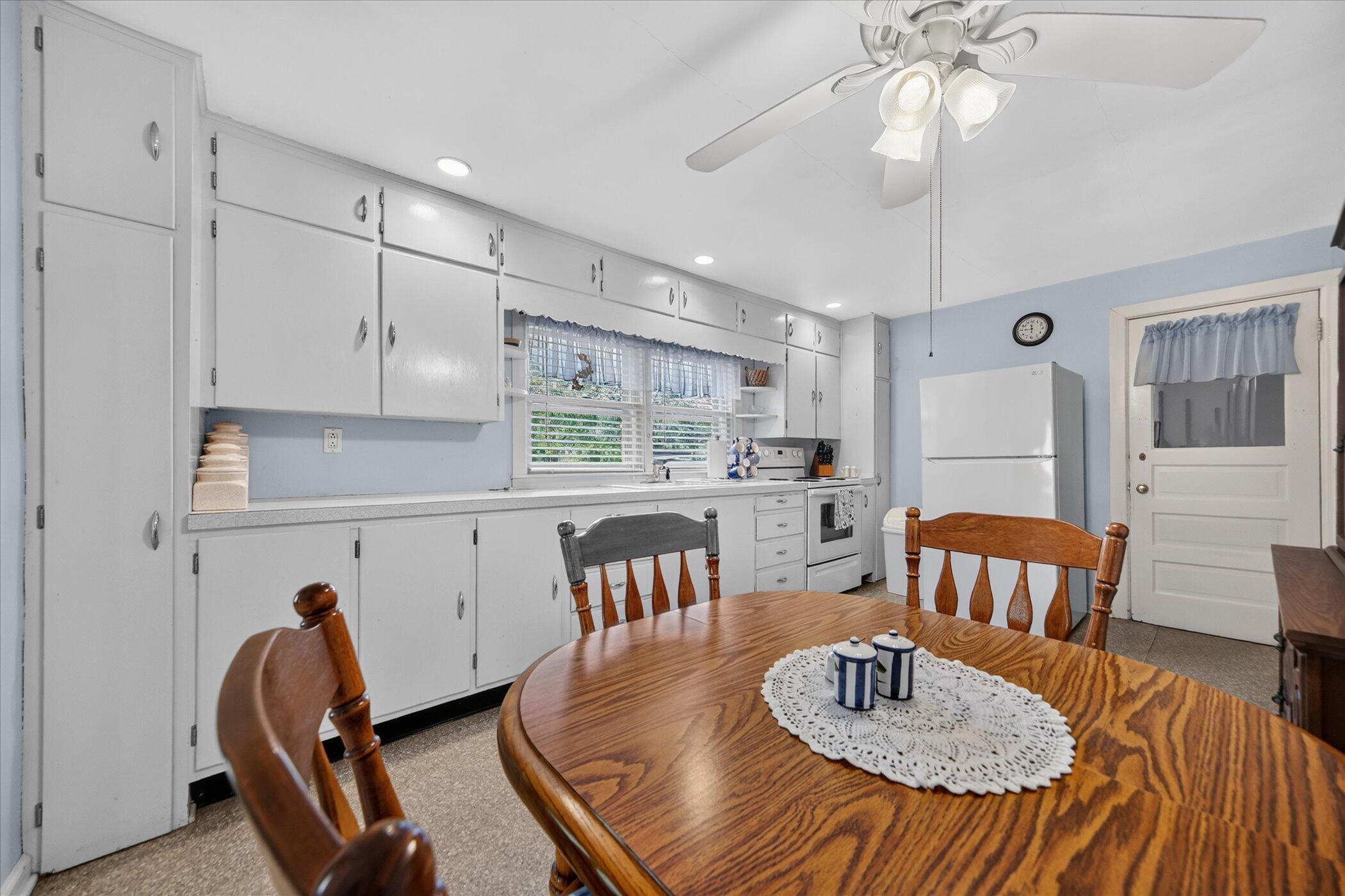 1697 Greenly Avenue Benton Harbor MI 49022