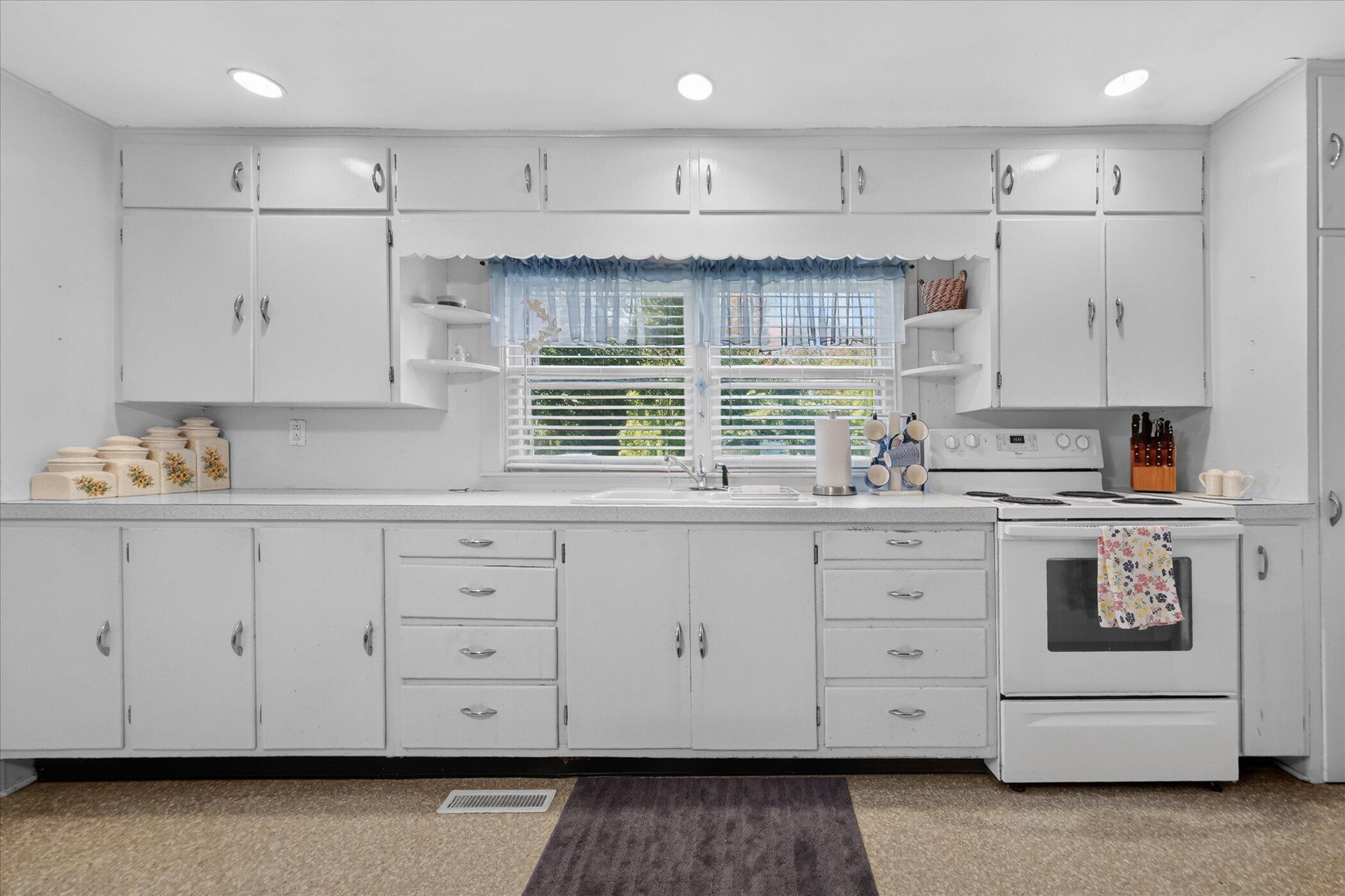 1697 Greenly Avenue Benton Harbor MI 49022