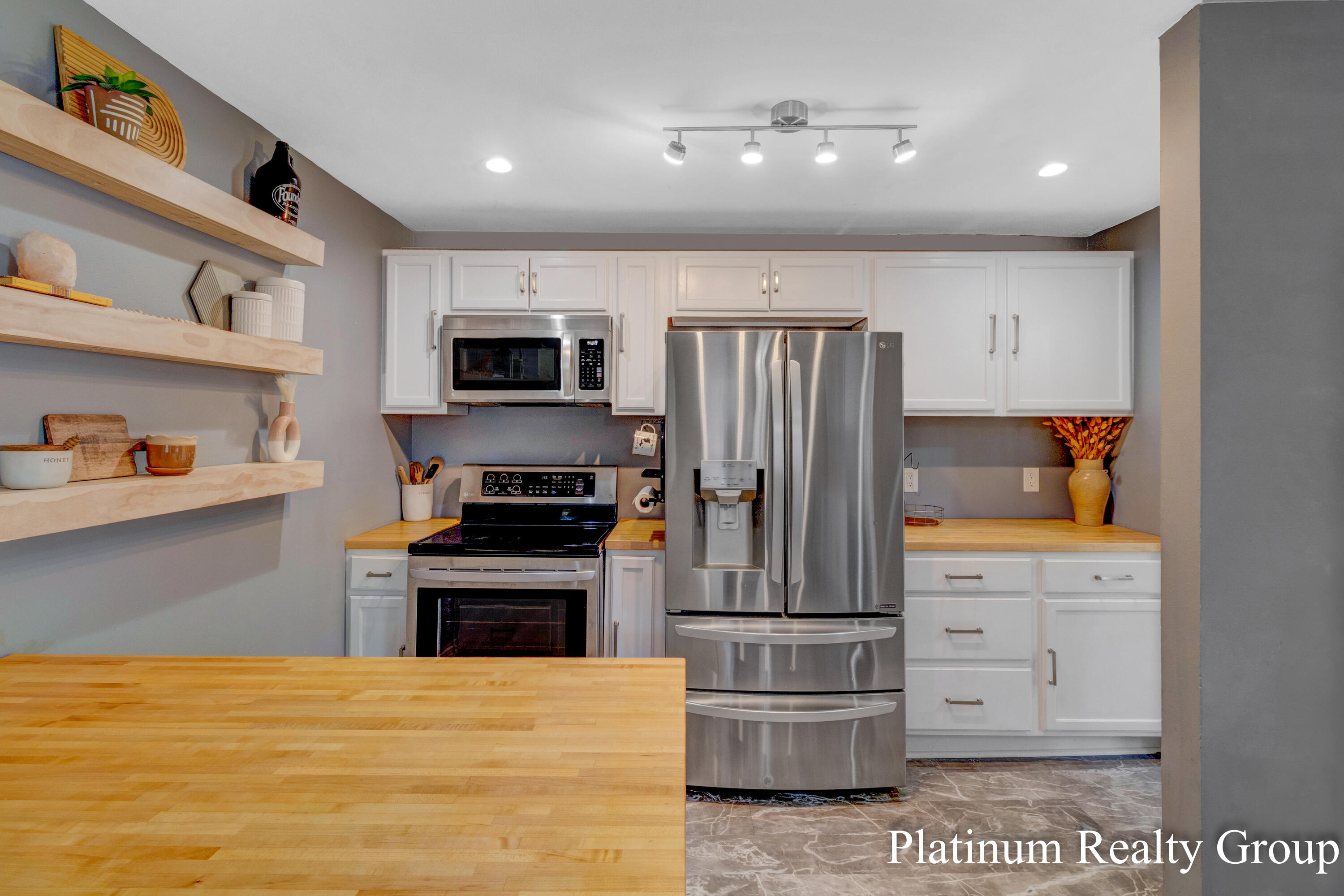 2390 Greenwood Street Muskegon MI 49441