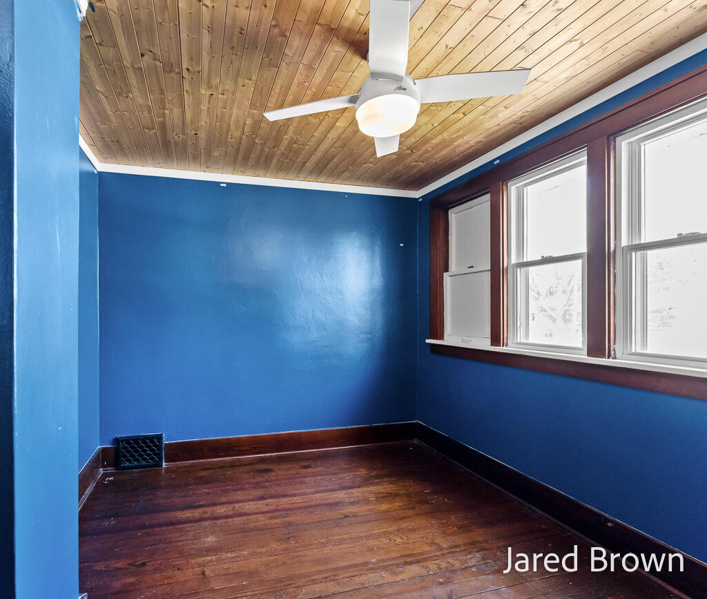 1039 Pennoyer Avenue Grand Haven MI 49417