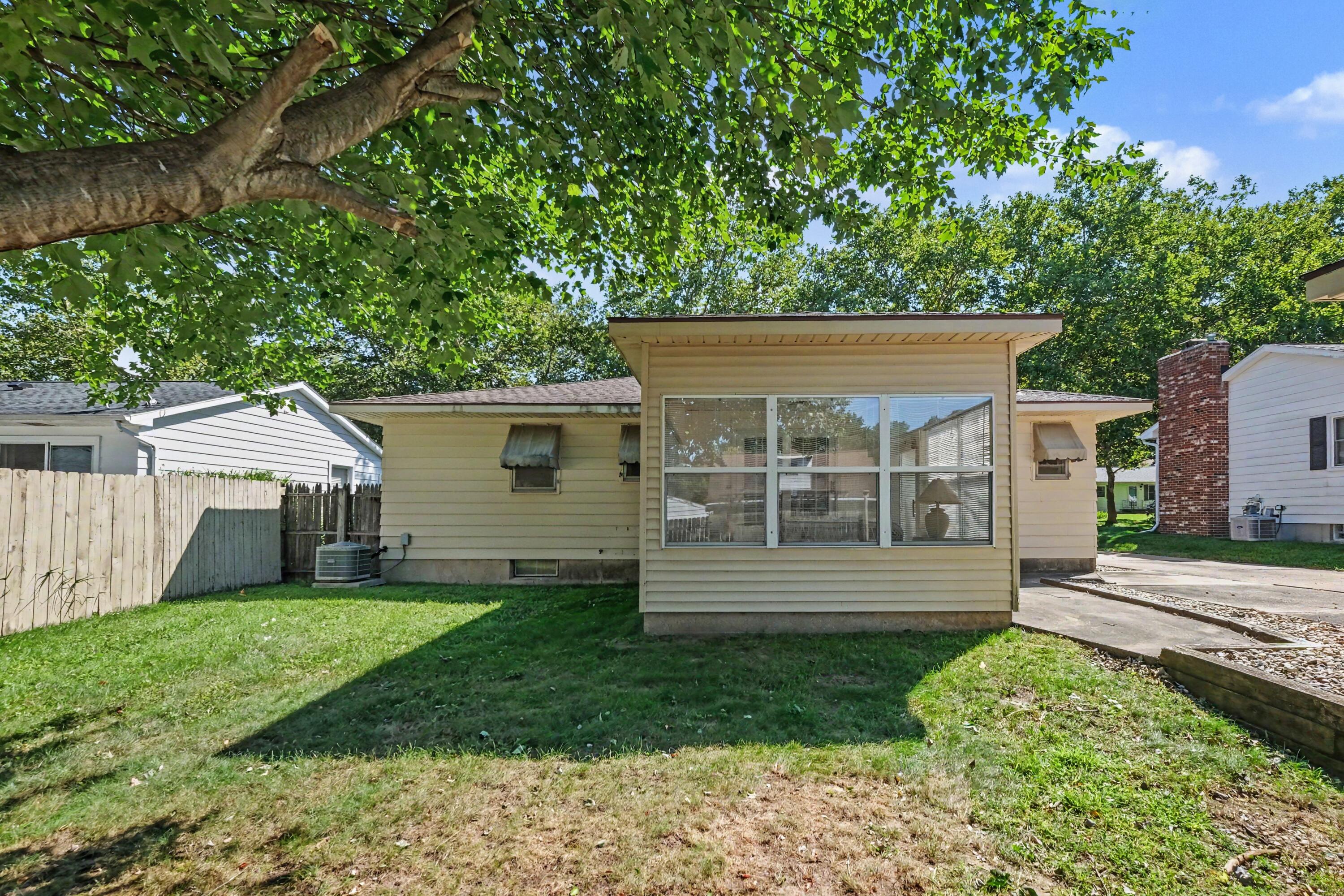 1399 Clover Crest NW Grand Rapids MI 49504