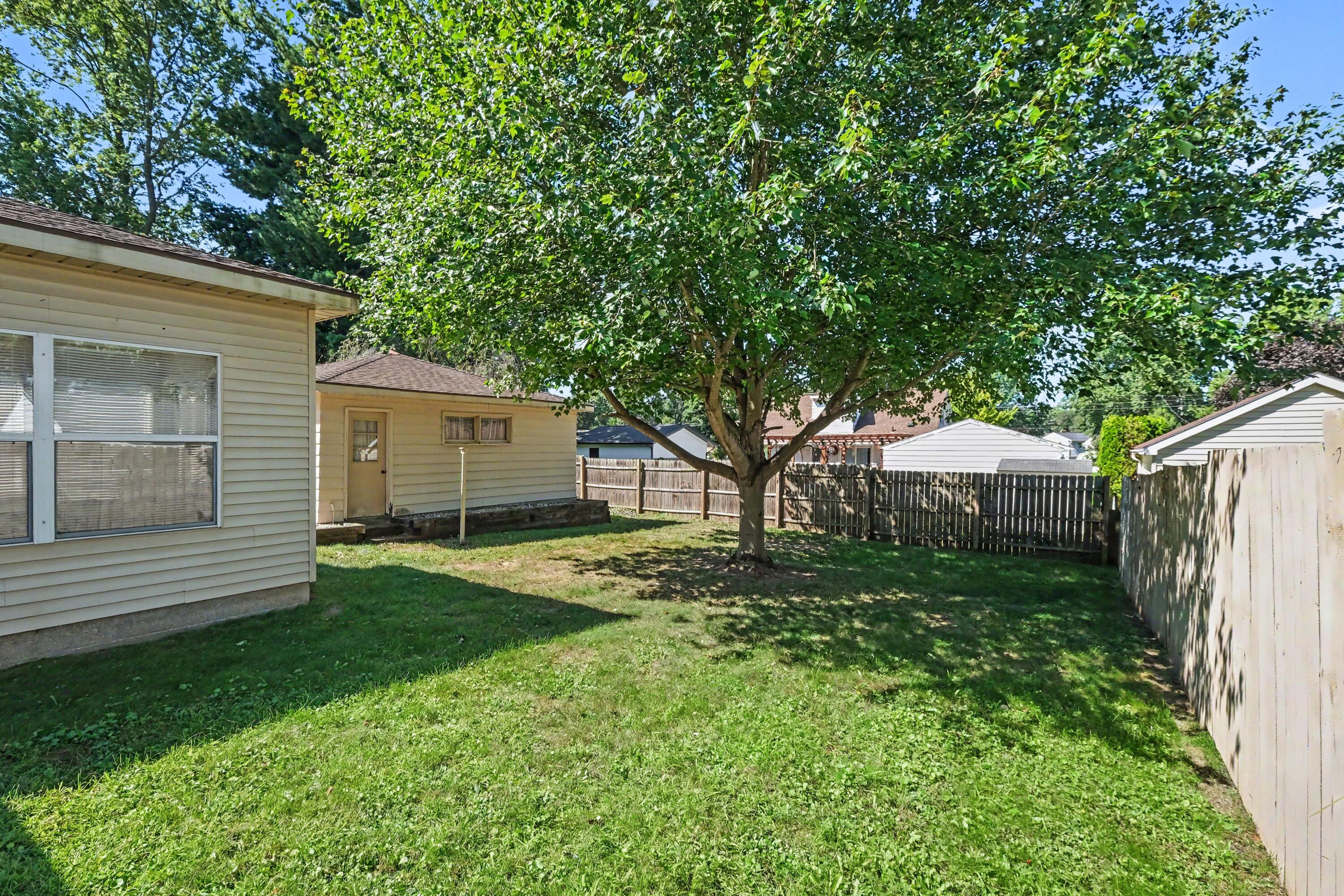1399 Clover Crest NW Grand Rapids MI 49504