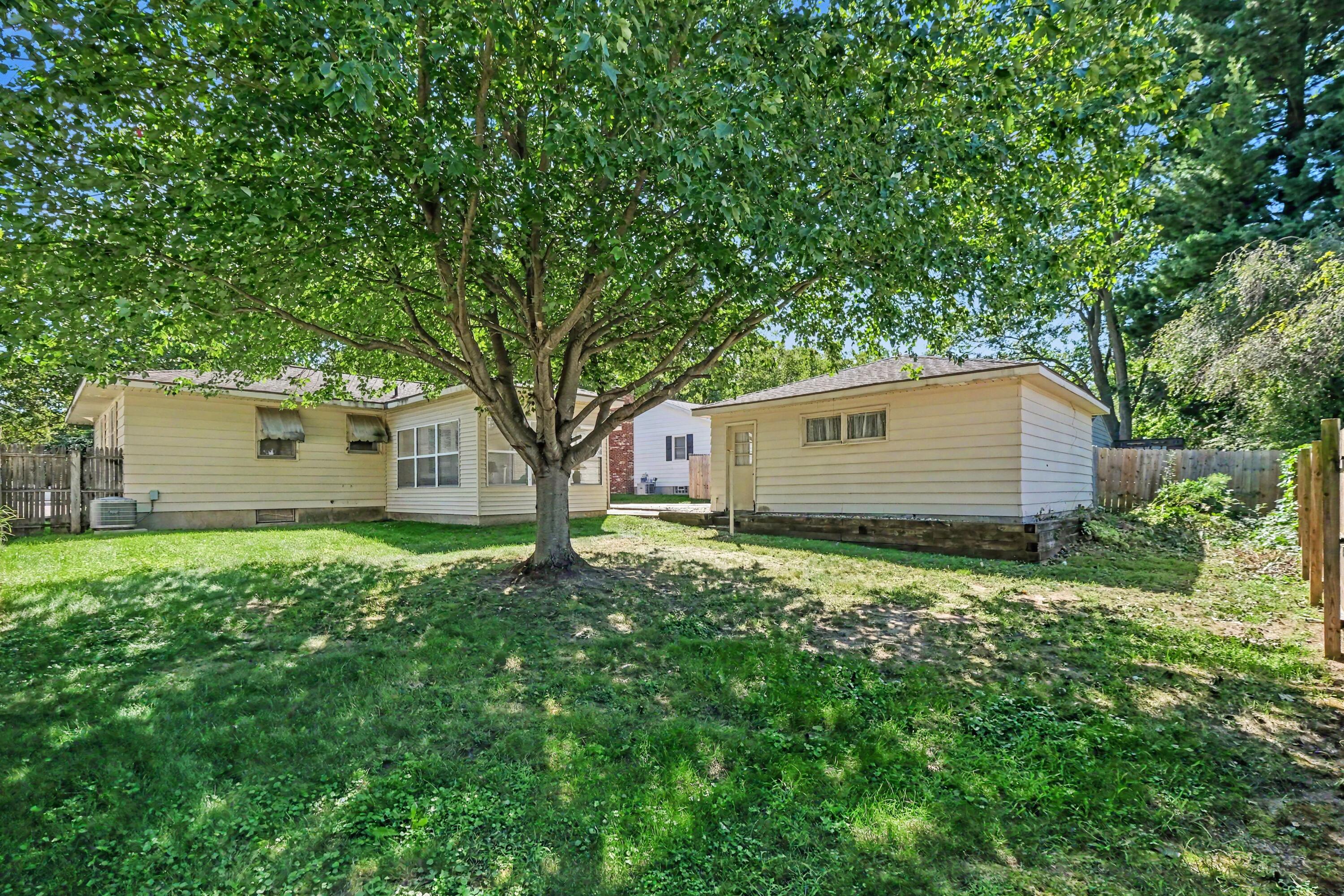 1399 Clover Crest NW Grand Rapids MI 49504