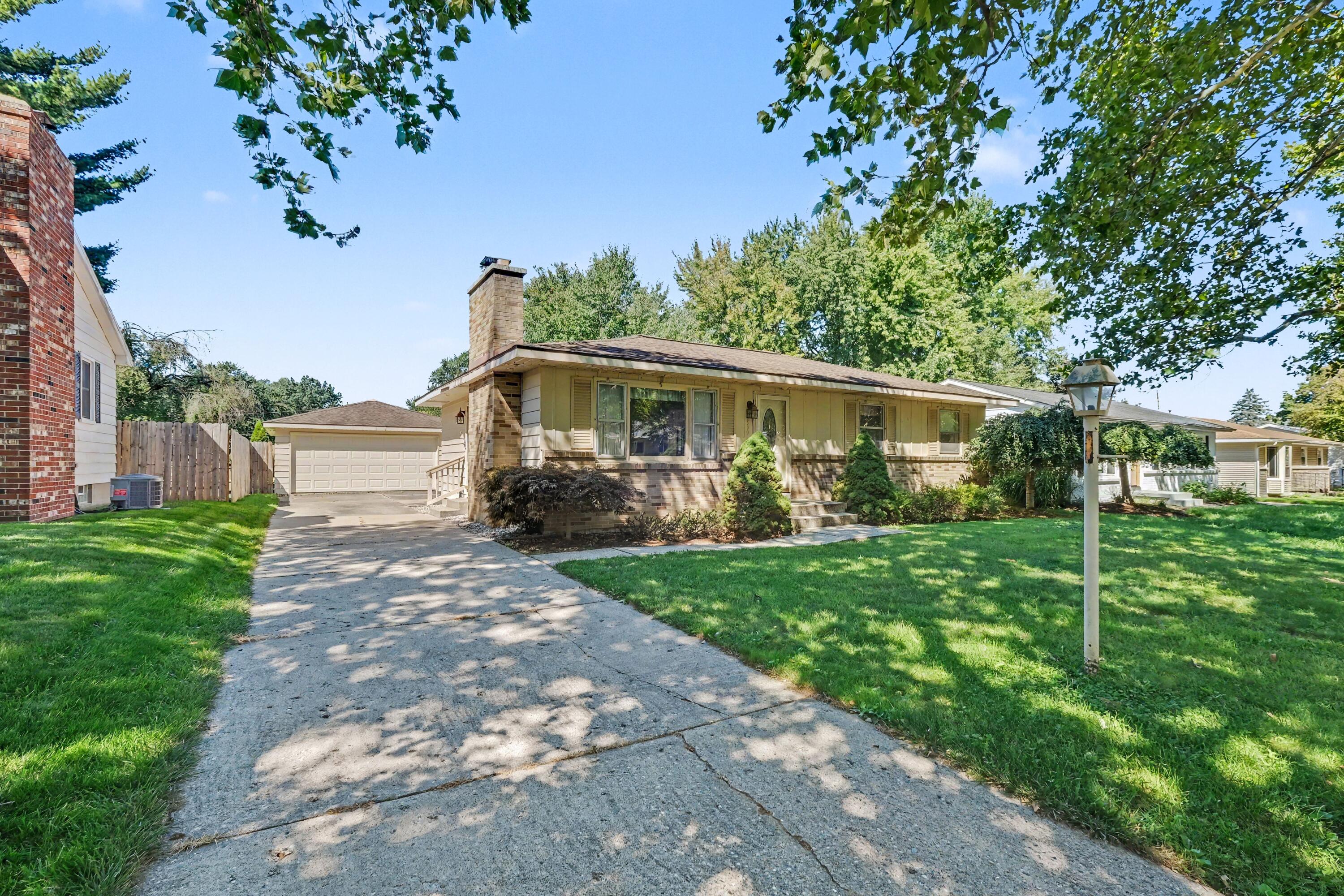 1399 Clover Crest NW Grand Rapids MI 49504