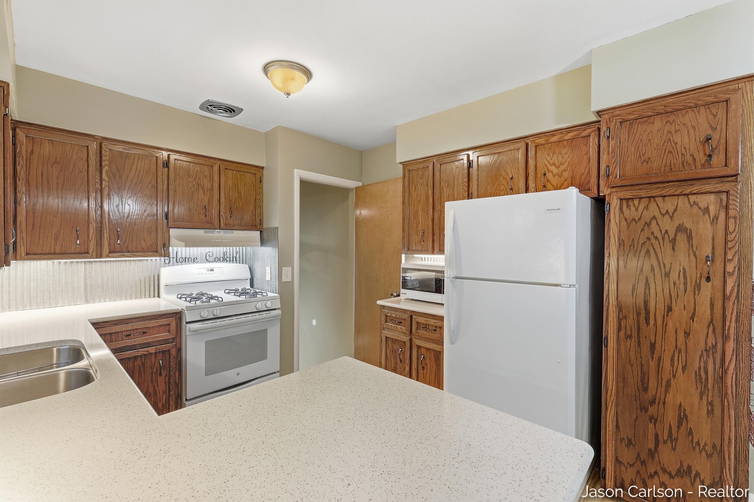 2525 Bristolwood Drive NW Grand Rapids MI 49544