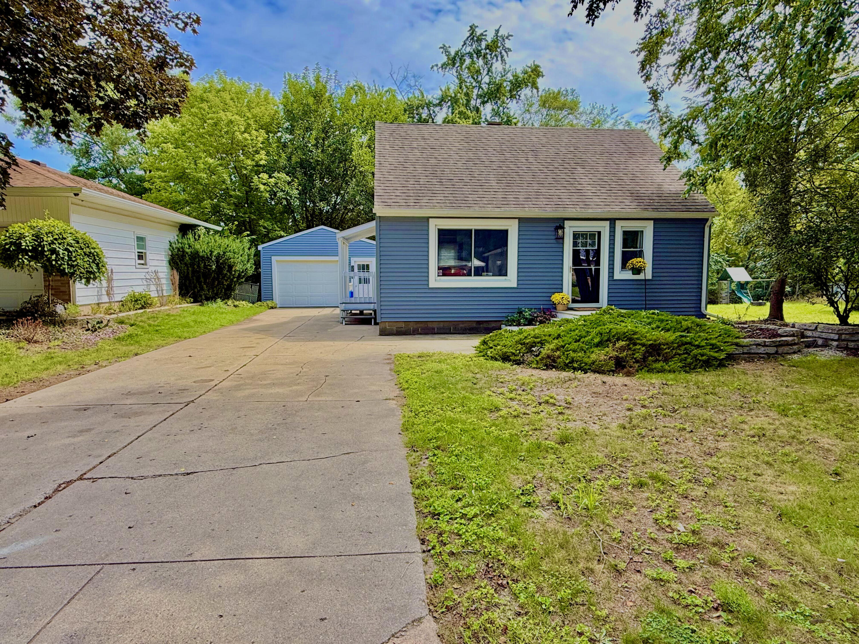 3114 Rypens Drive NW Grand Rapids MI 49504