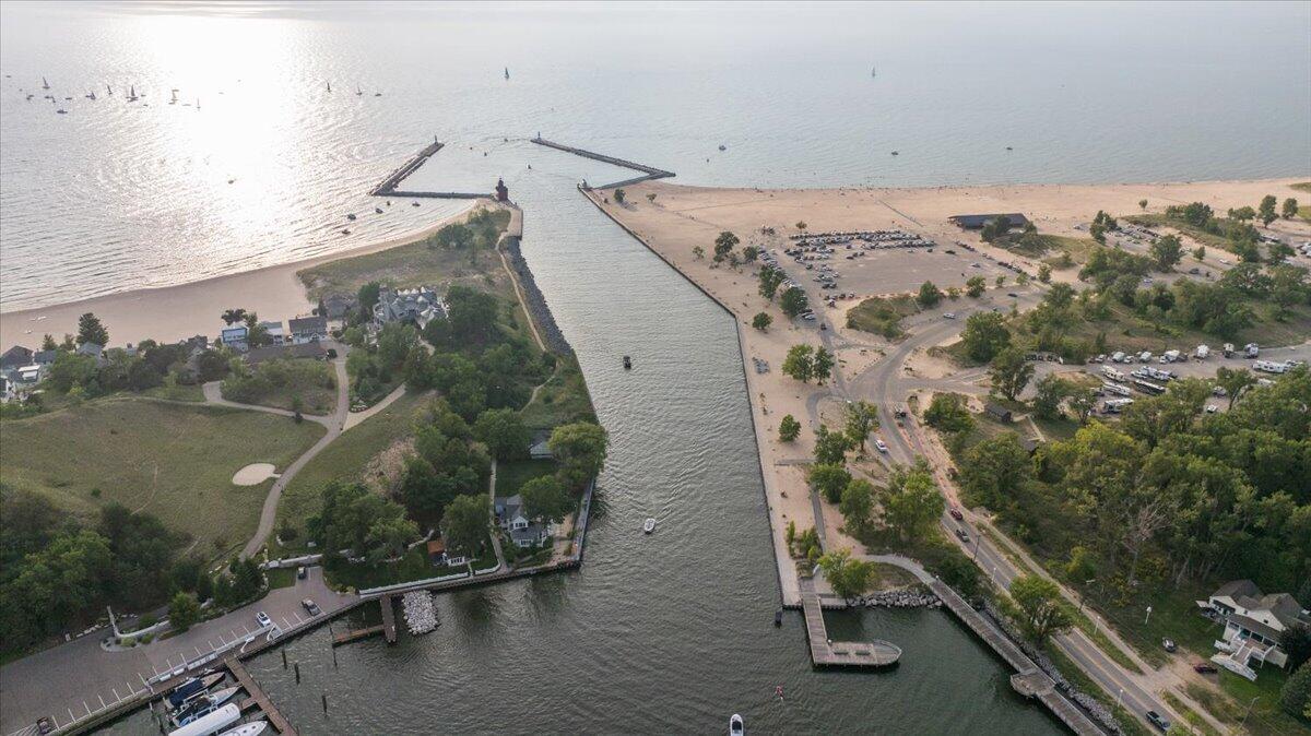 720 Bay Road Holland MI 49423