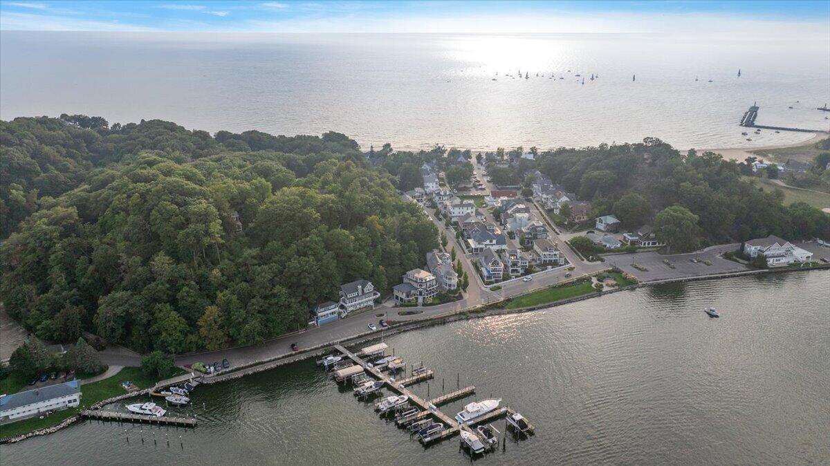 720 Bay Road Holland MI 49423