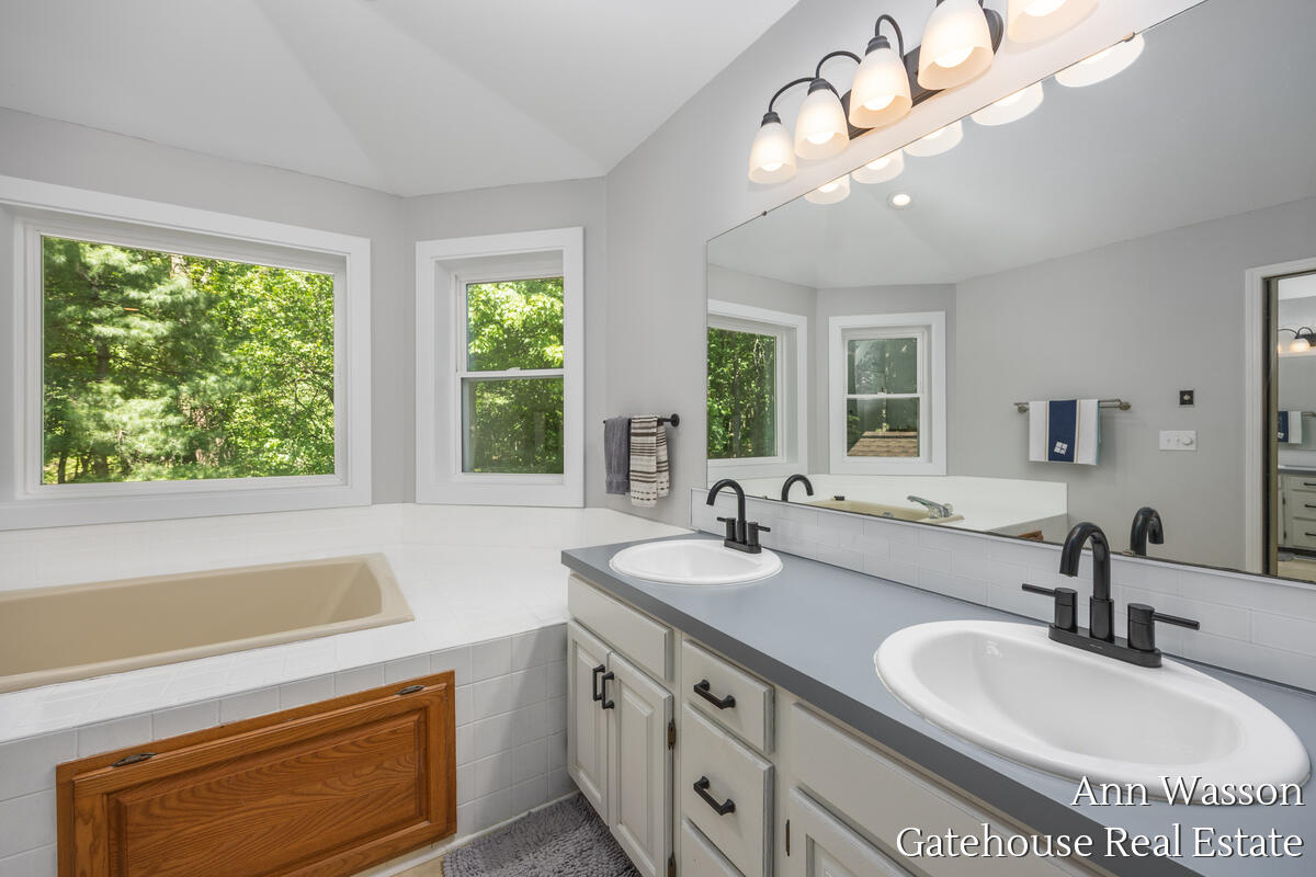 6007 Arroyo Vista Drive NE Rockford MI 49341