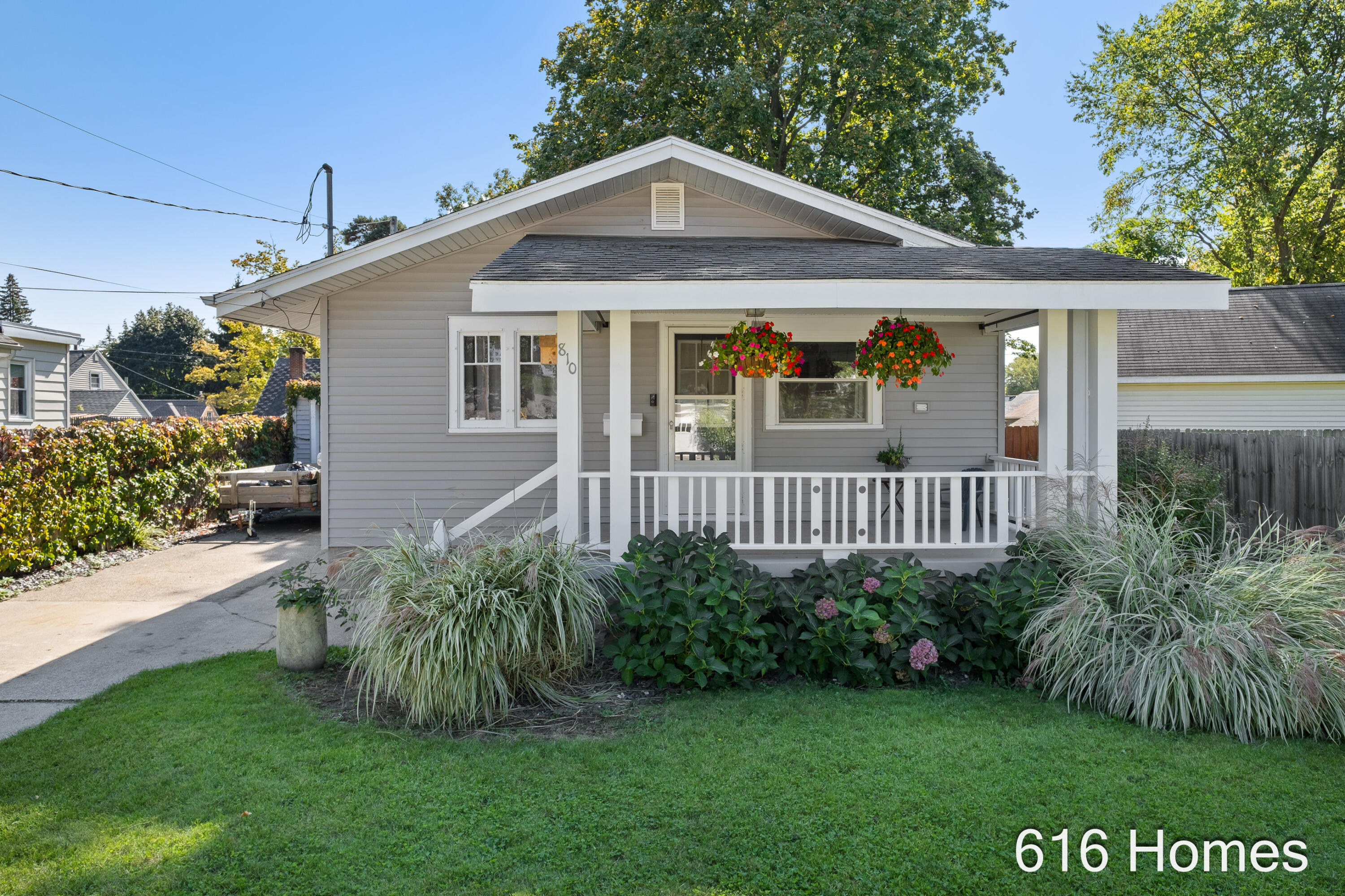 810 Oaklawn Street NE Grand Rapids MI 49505