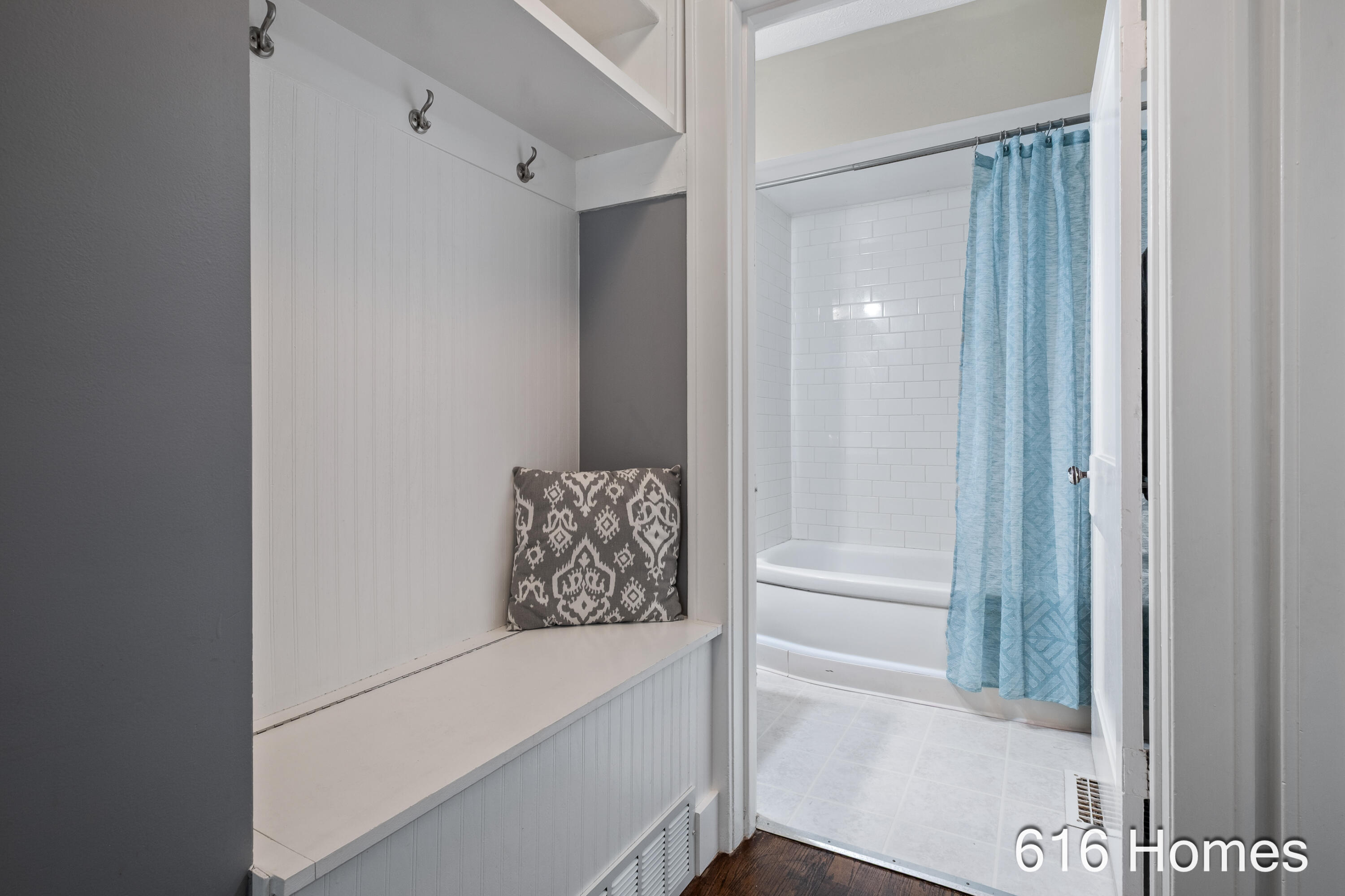 810 Oaklawn Street NE Grand Rapids MI 49505