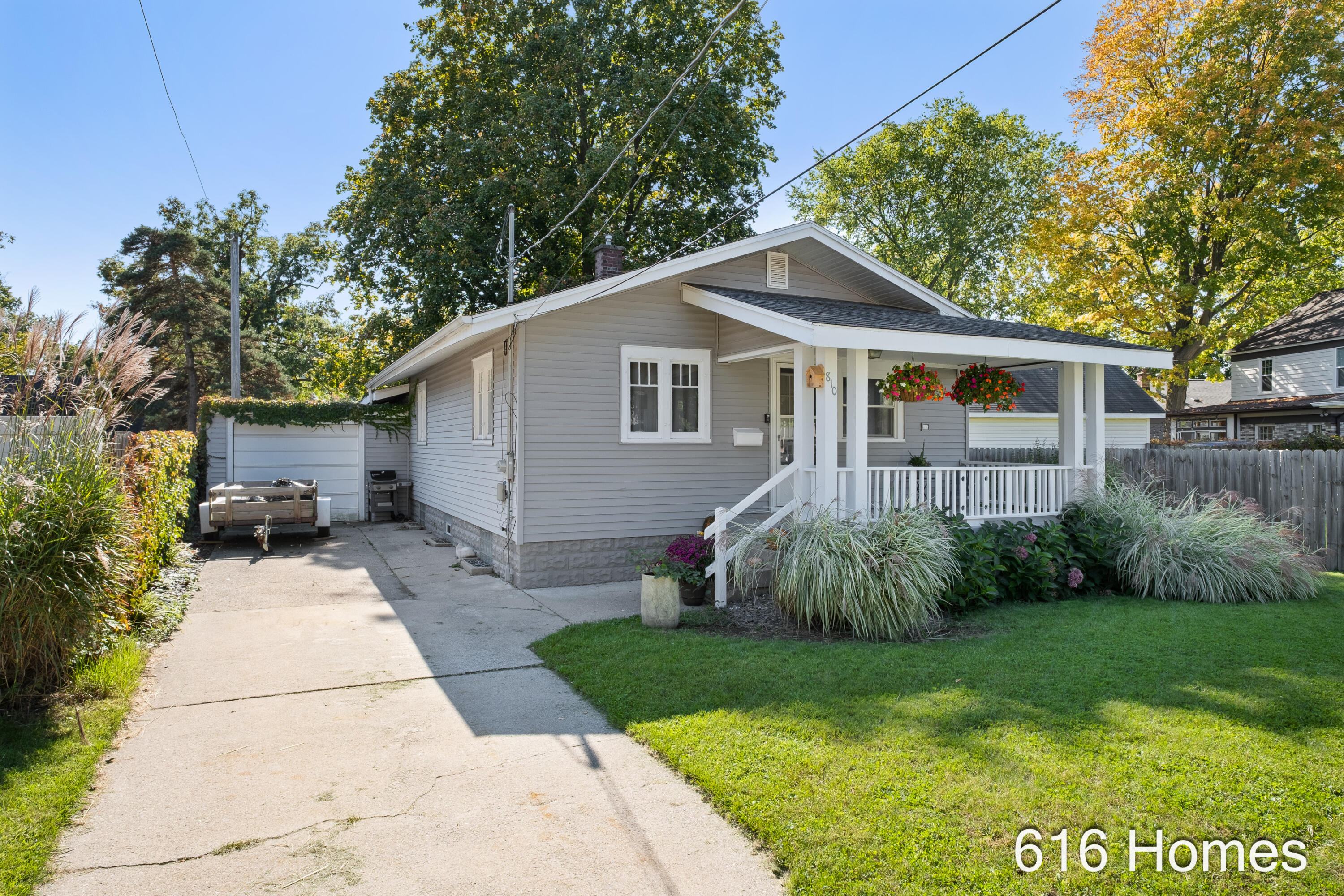 810 Oaklawn Street NE Grand Rapids MI 49505