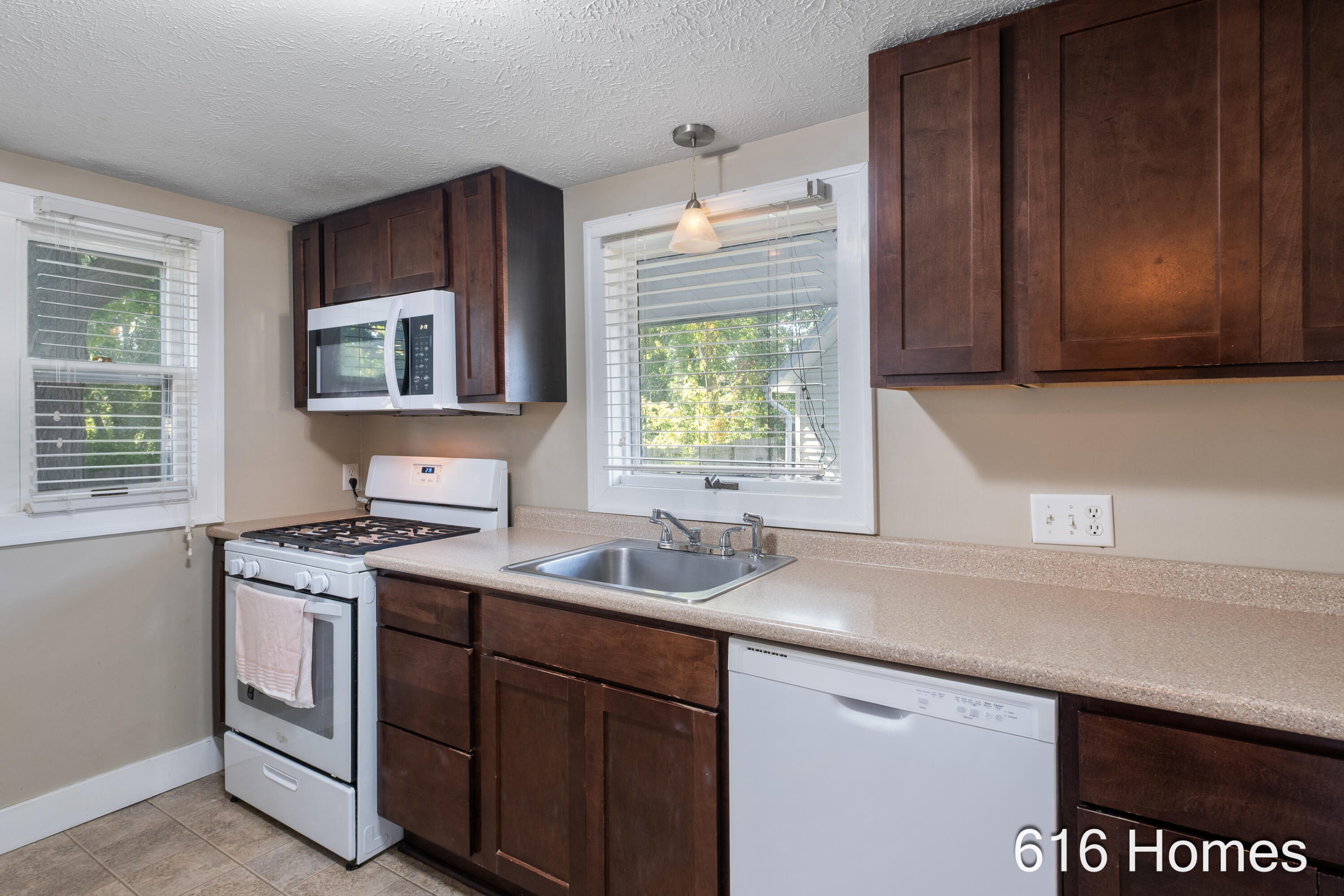 810 Oaklawn Street NE Grand Rapids MI 49505