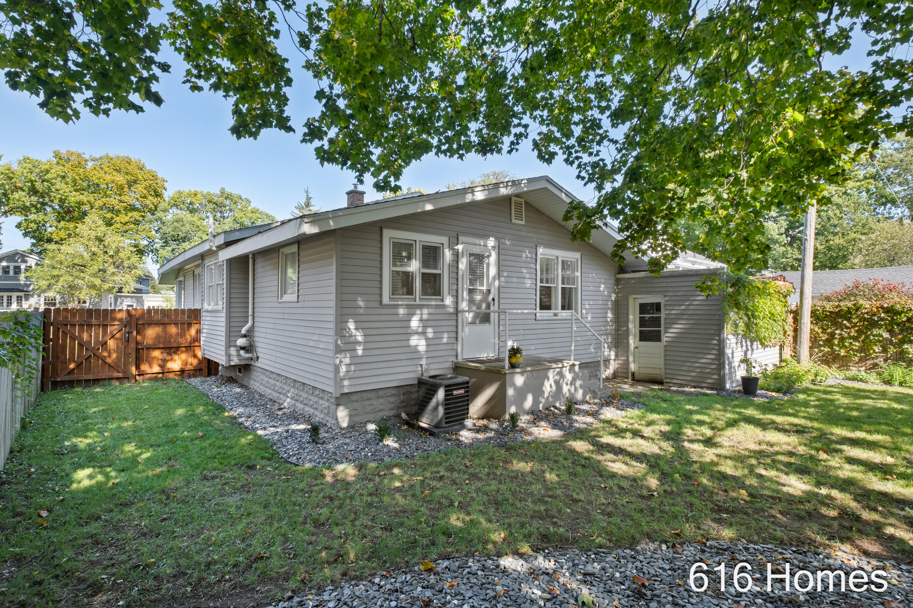 810 Oaklawn Street NE Grand Rapids MI 49505