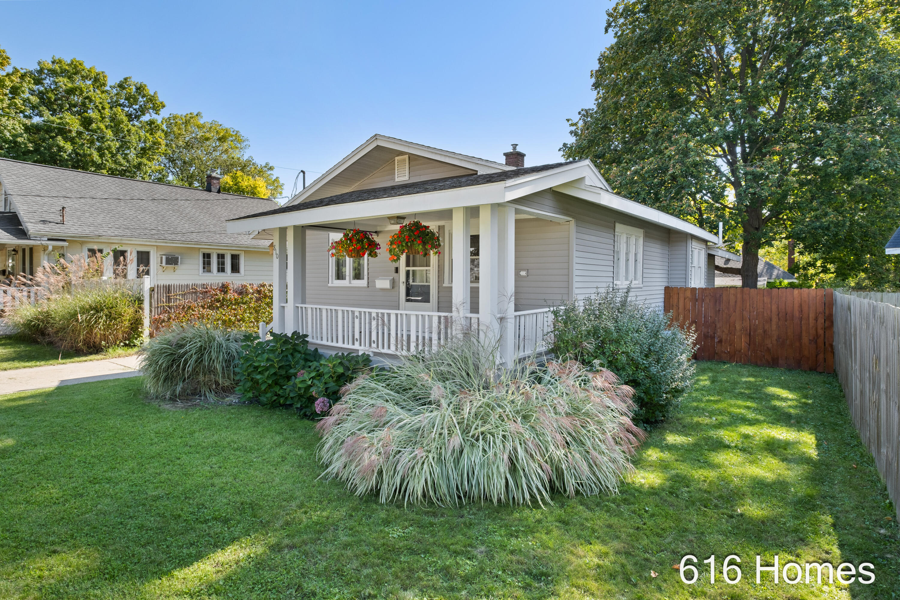 810 Oaklawn Street NE Grand Rapids MI 49505