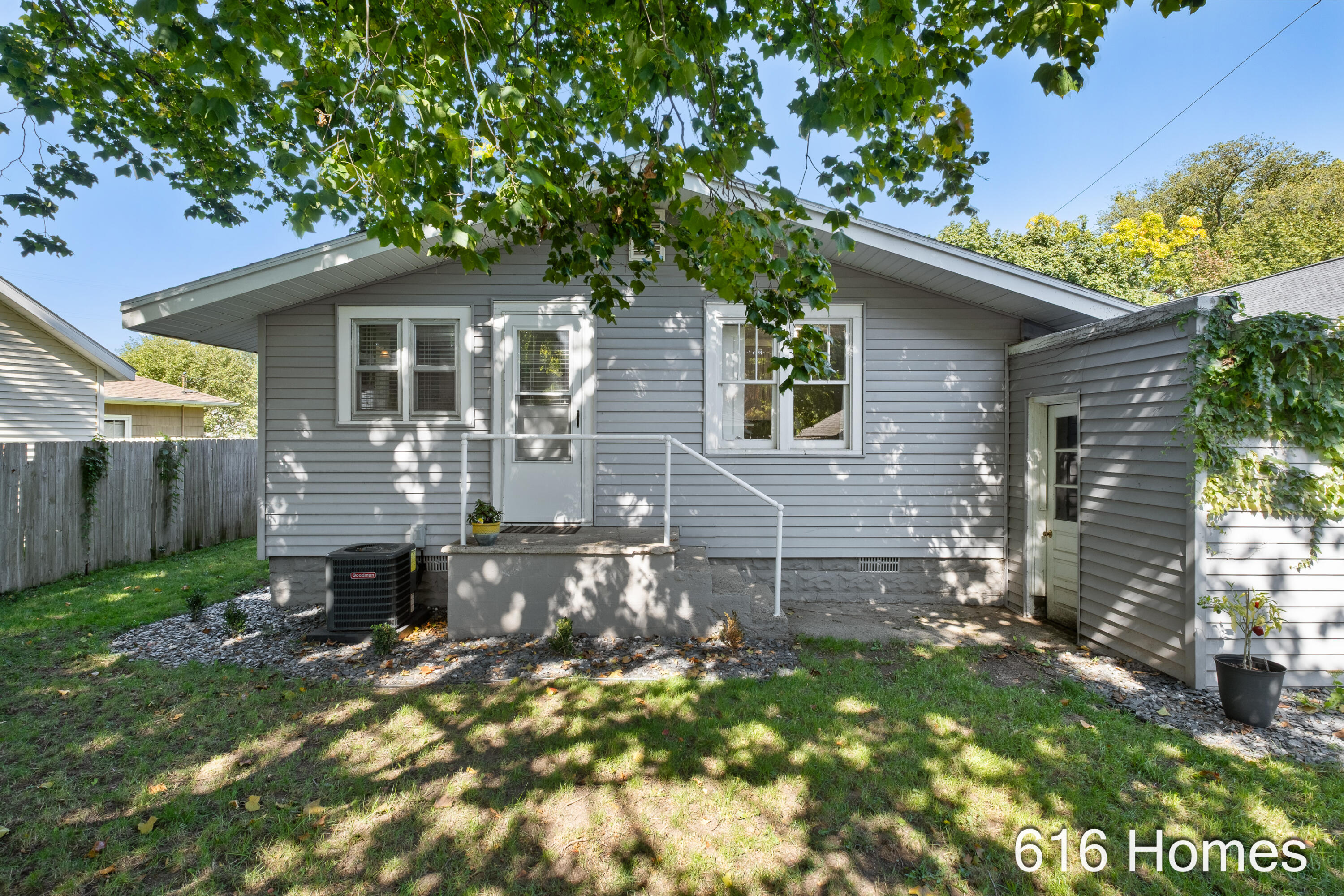 810 Oaklawn Street NE Grand Rapids MI 49505