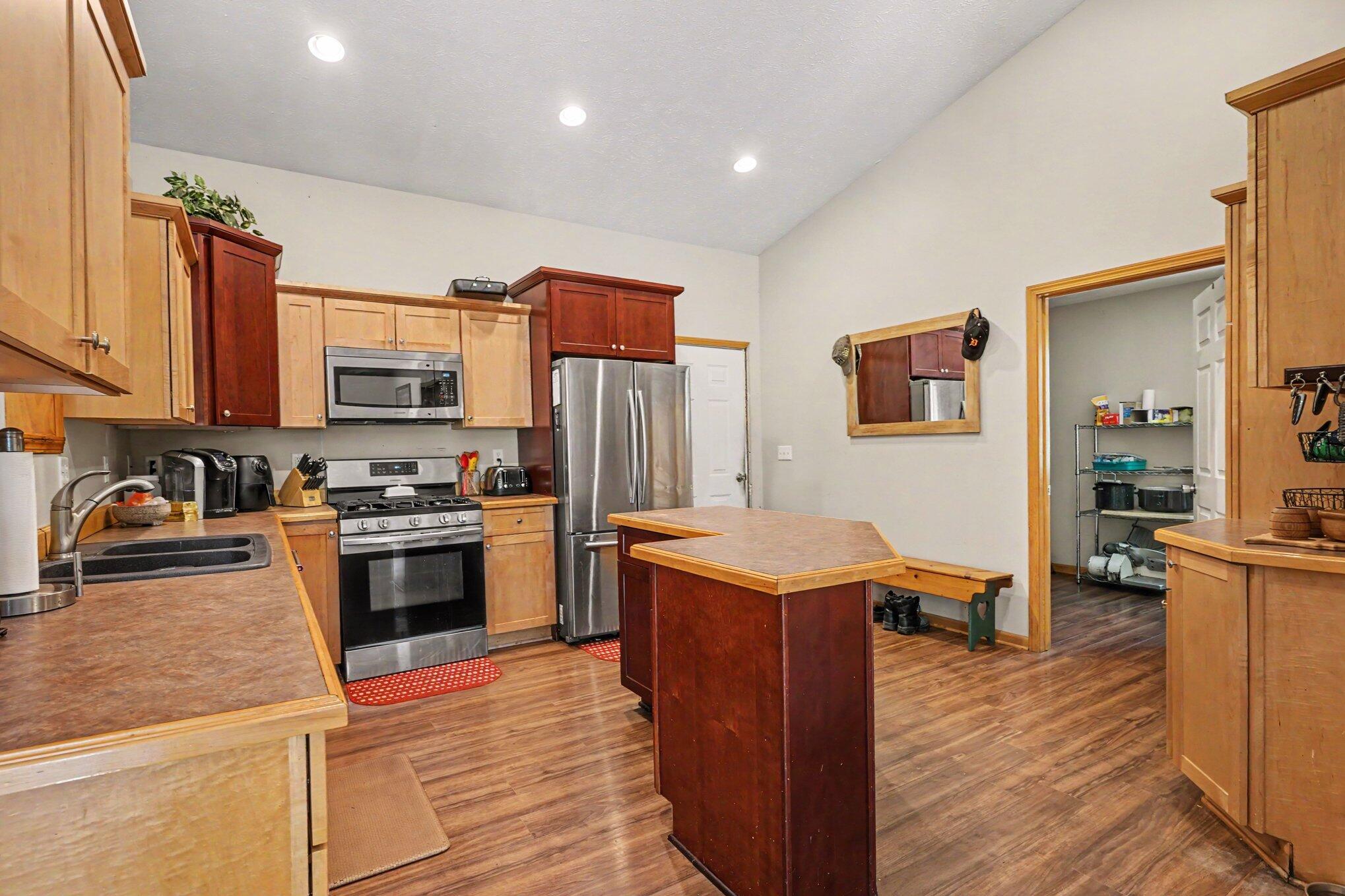 416 E River Road Muskegon MI 49445