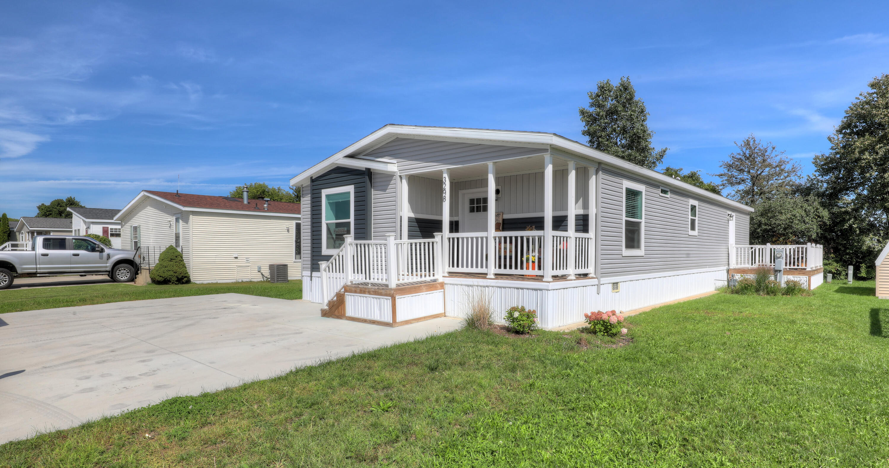 3298 Hillcrest Way Zeeland MI 49464