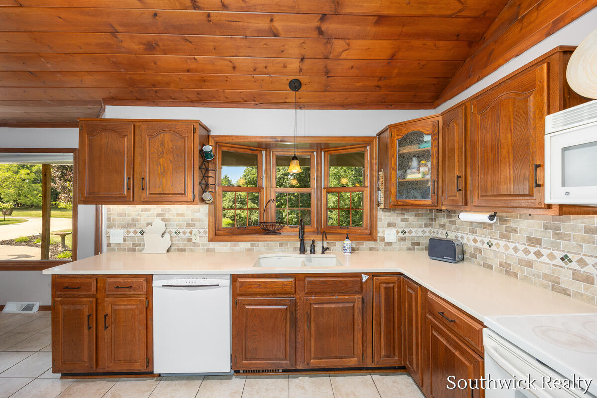 2484 Shadow Lake Court NE Grand Rapids MI 49505