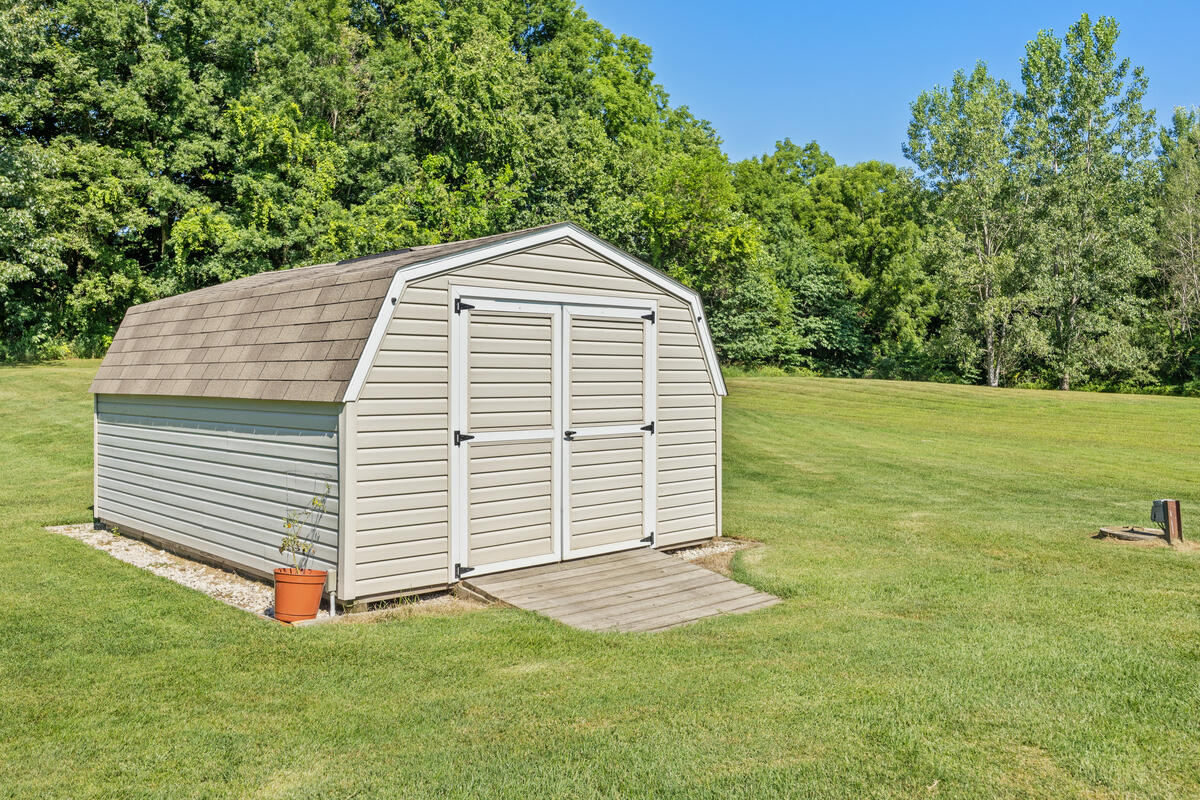1126 N Vista Lane Allegan MI 49010