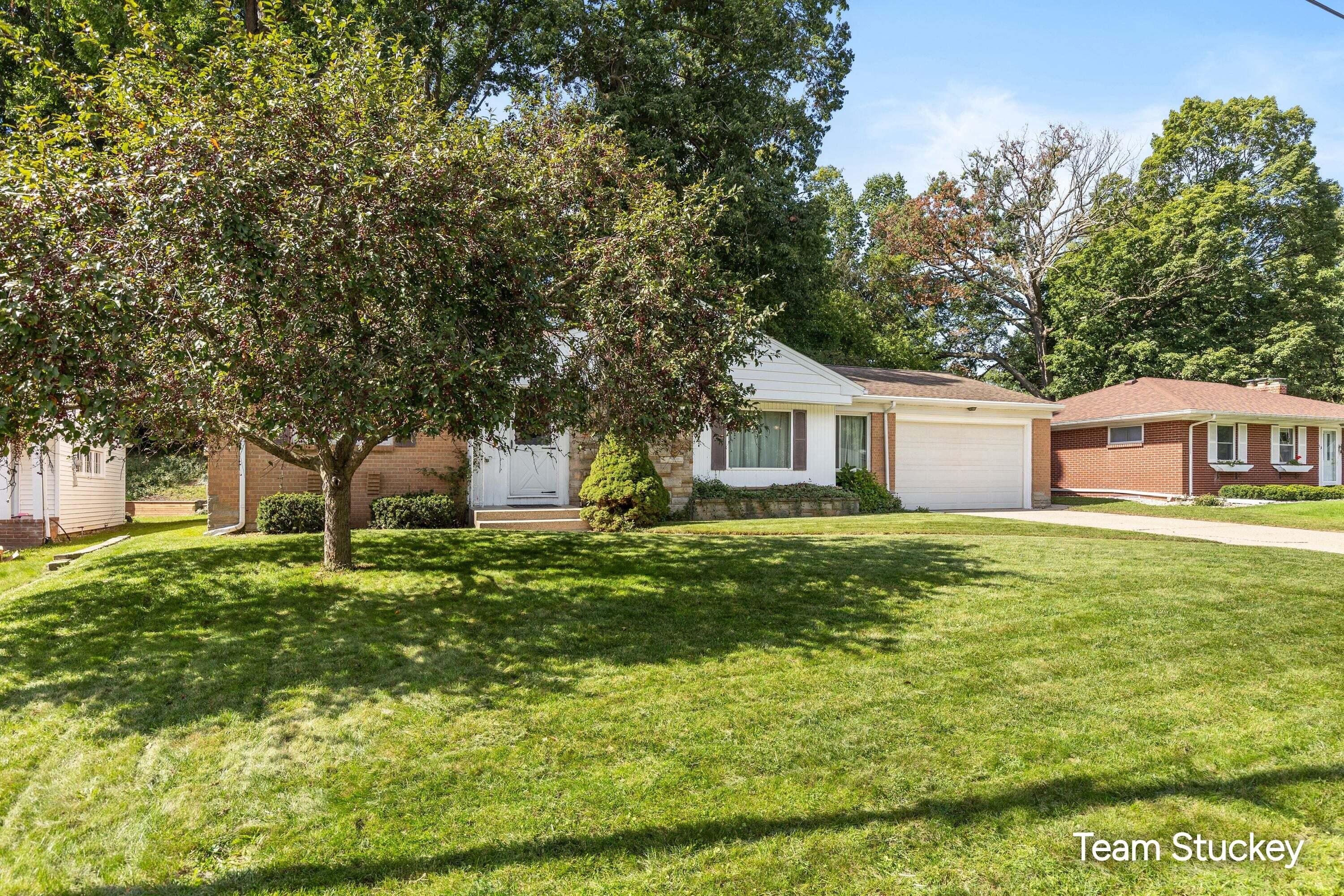 1127 Maplegrove Drive NW Grand Rapids MI 49504