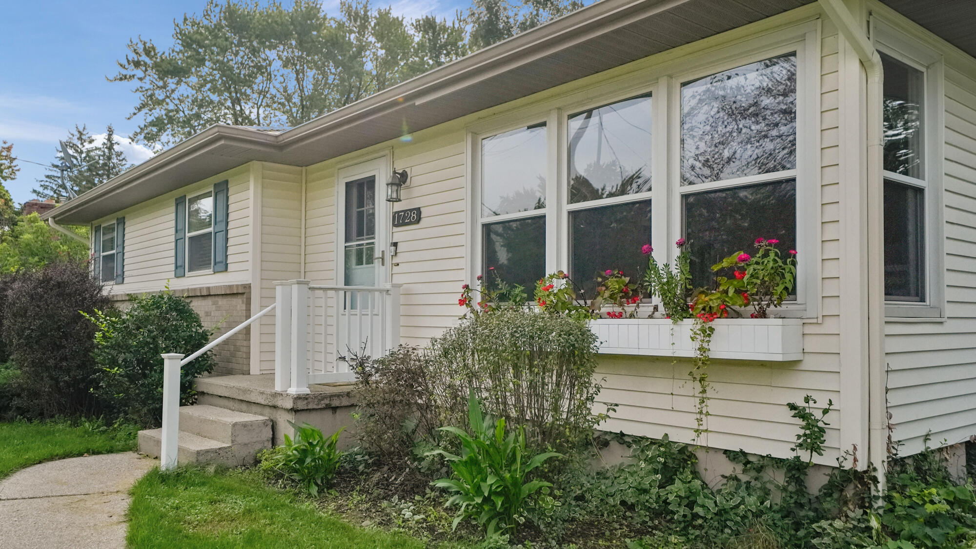 1728 Langley Street SE Grand Rapids MI 49508